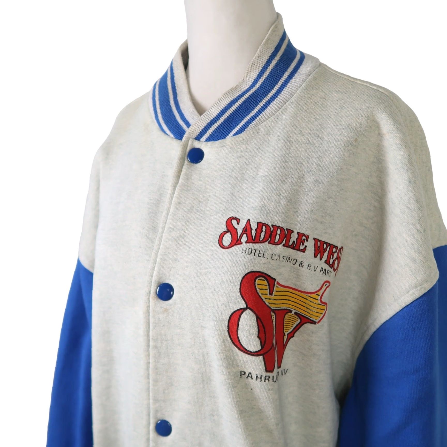Vintage VINTAGE 80s Saddle West Hotel Nevada grey and blue varsity sweatshirt jacket XXL Men Snap front 80s graphic back Cotton Polyester Size US XXL / EU 58 / 5 - 2 Thumbnail