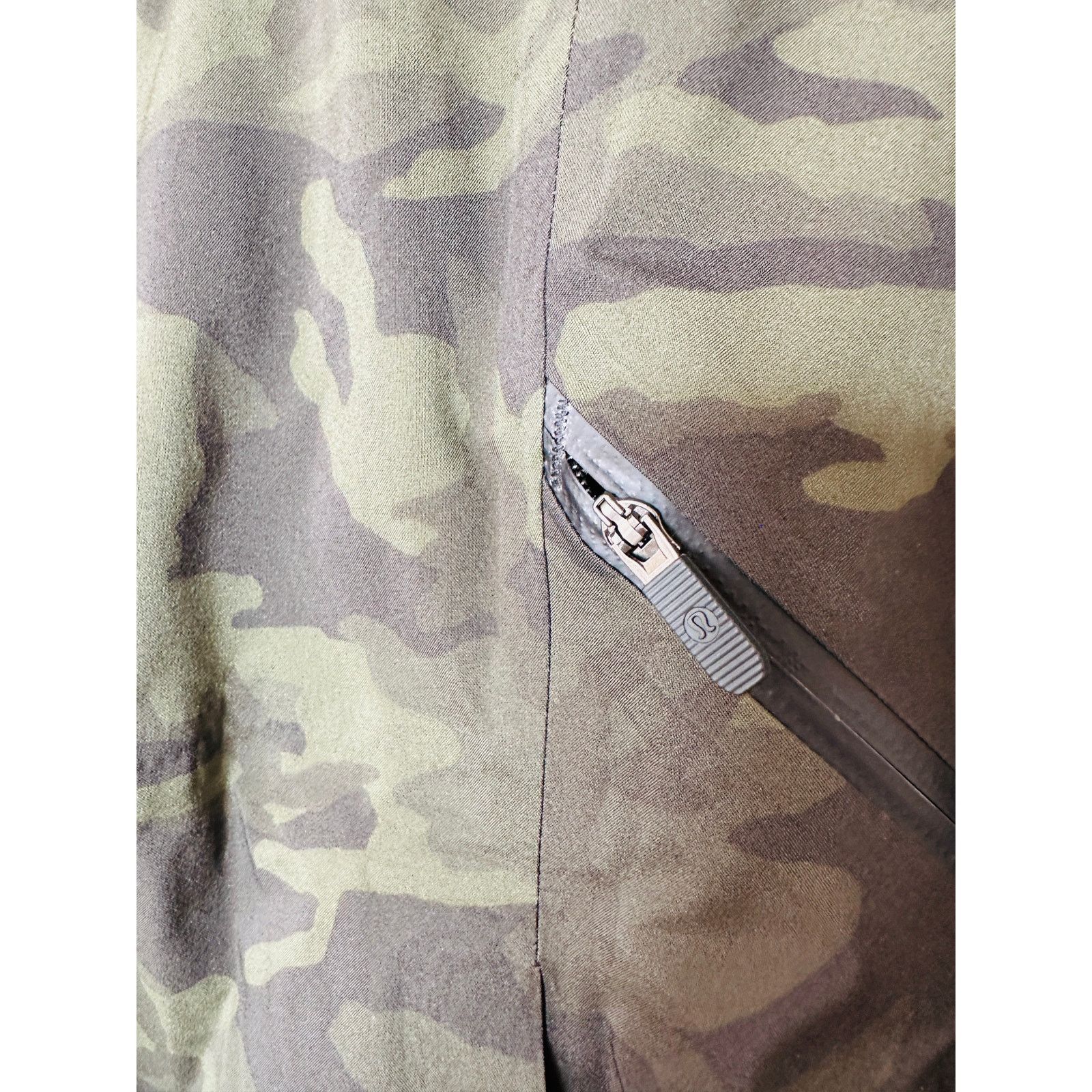 Lululemon Lululemon Olive Green & Black Camo Front Zip Hooded Jacket 2 Size XS / US 0-2 / IT 36-38 - 3 Thumbnail