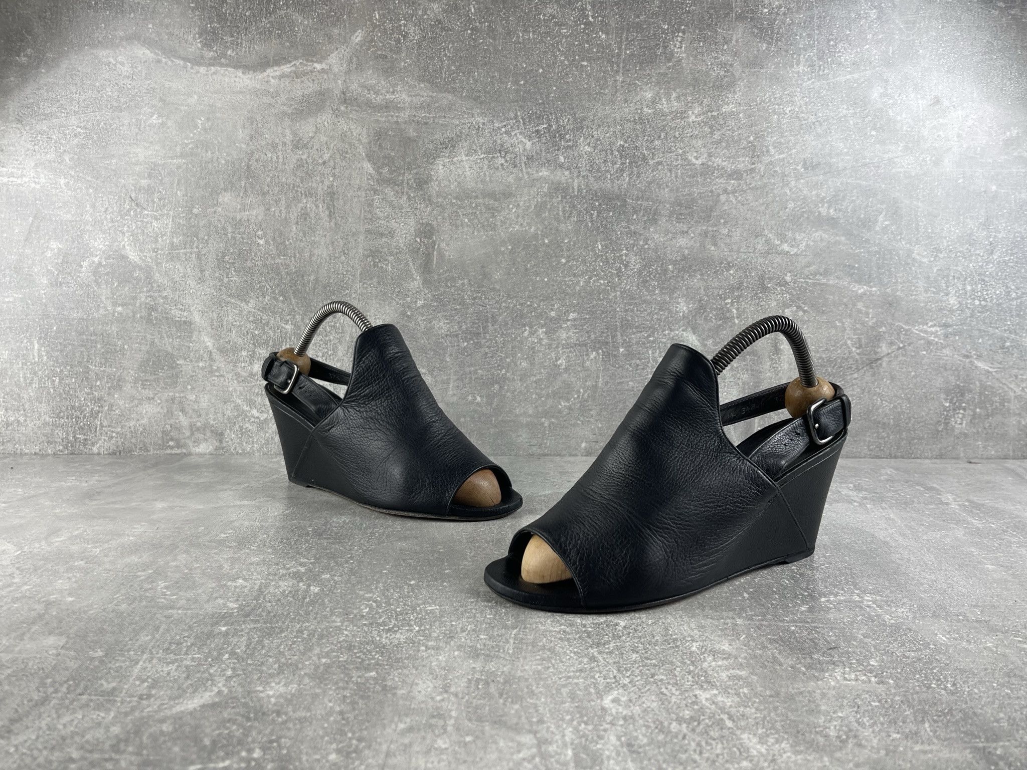 Stuart Weitzman Stuart Weitzman vintage black leather sandals heels Size US 7.5 / IT 37.5 - 5 Thumbnail