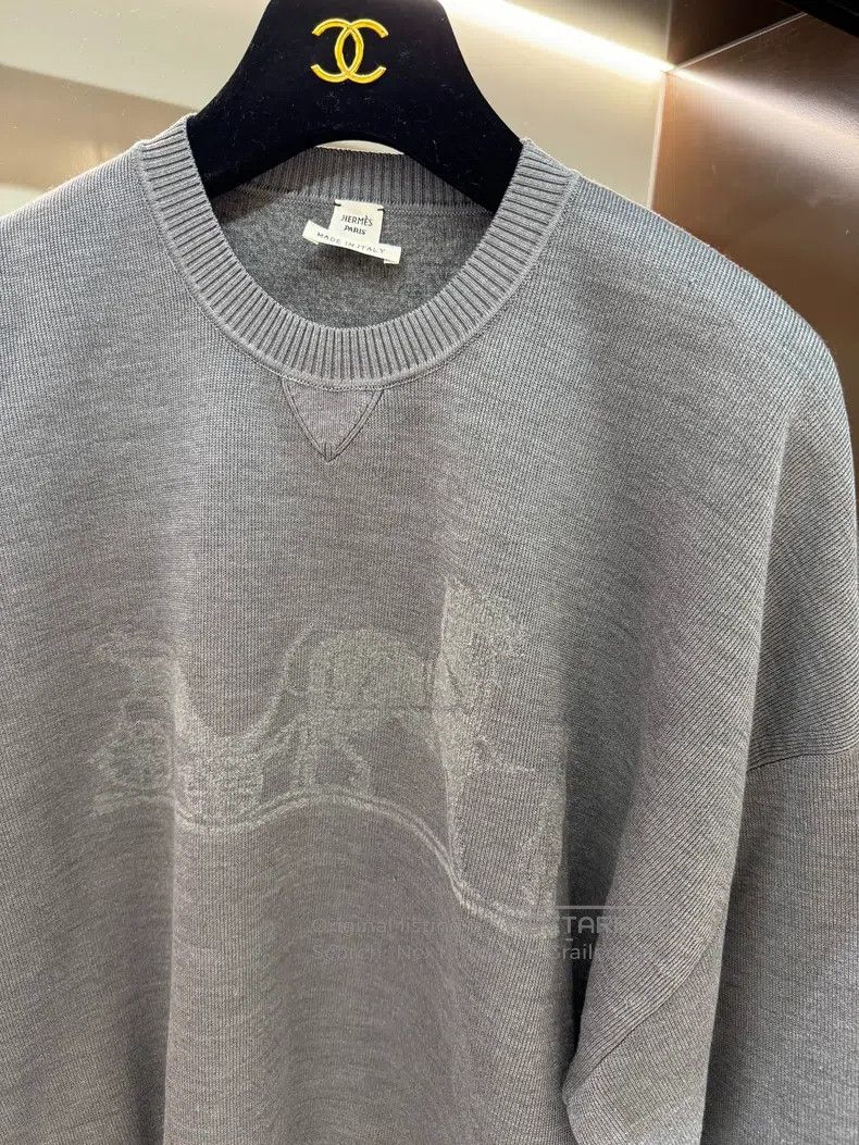 Hermes Hermes Grey horse logo cashmere and silk knitted sweater Size XS / US 0-2 / IT 36-38 - 2 Thumbnail