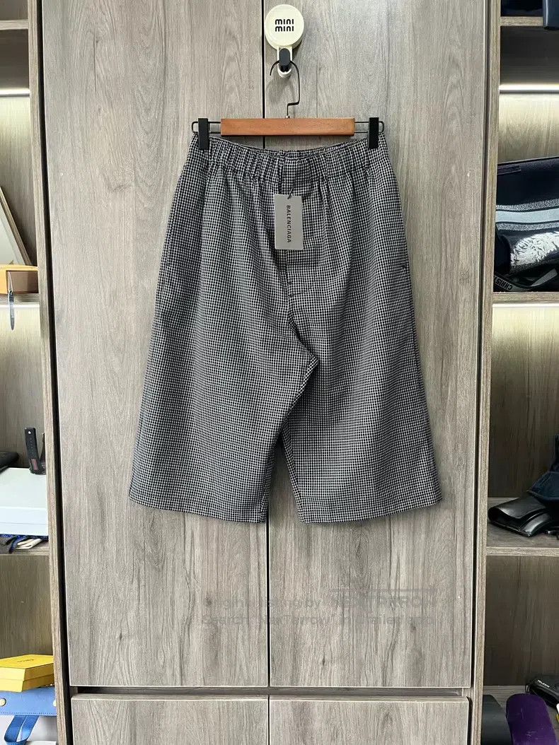 Balenciaga Balenciaga Back Pocket Embroidered Wool Casual Shorts Size US 28 / EU 44 - 1 Thumbnail