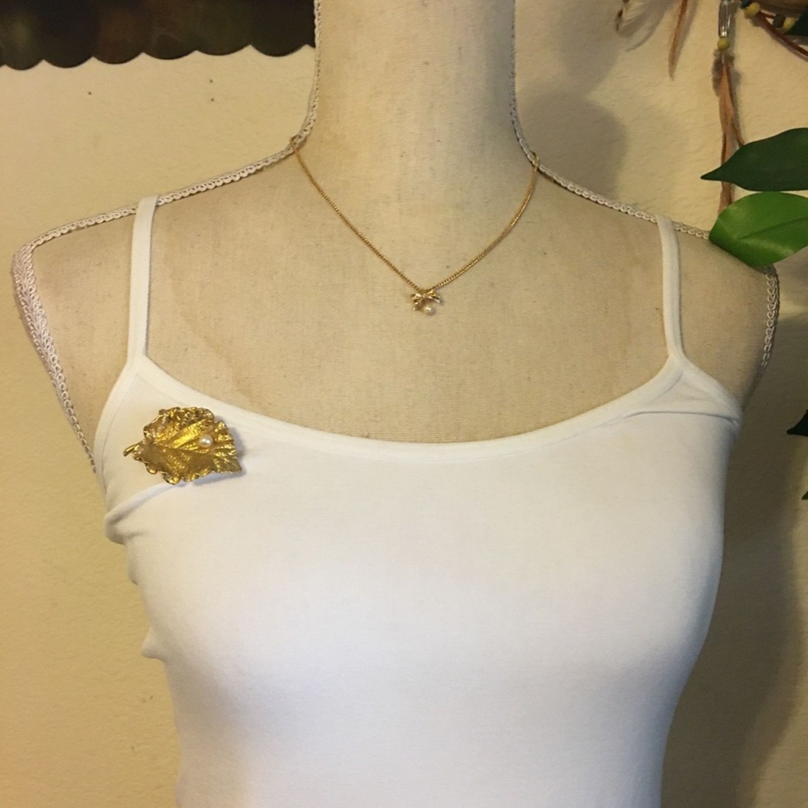 Vintage Vintage 70s gold tone leaf pearl accent brooch Size ONE SIZE - 5 Thumbnail