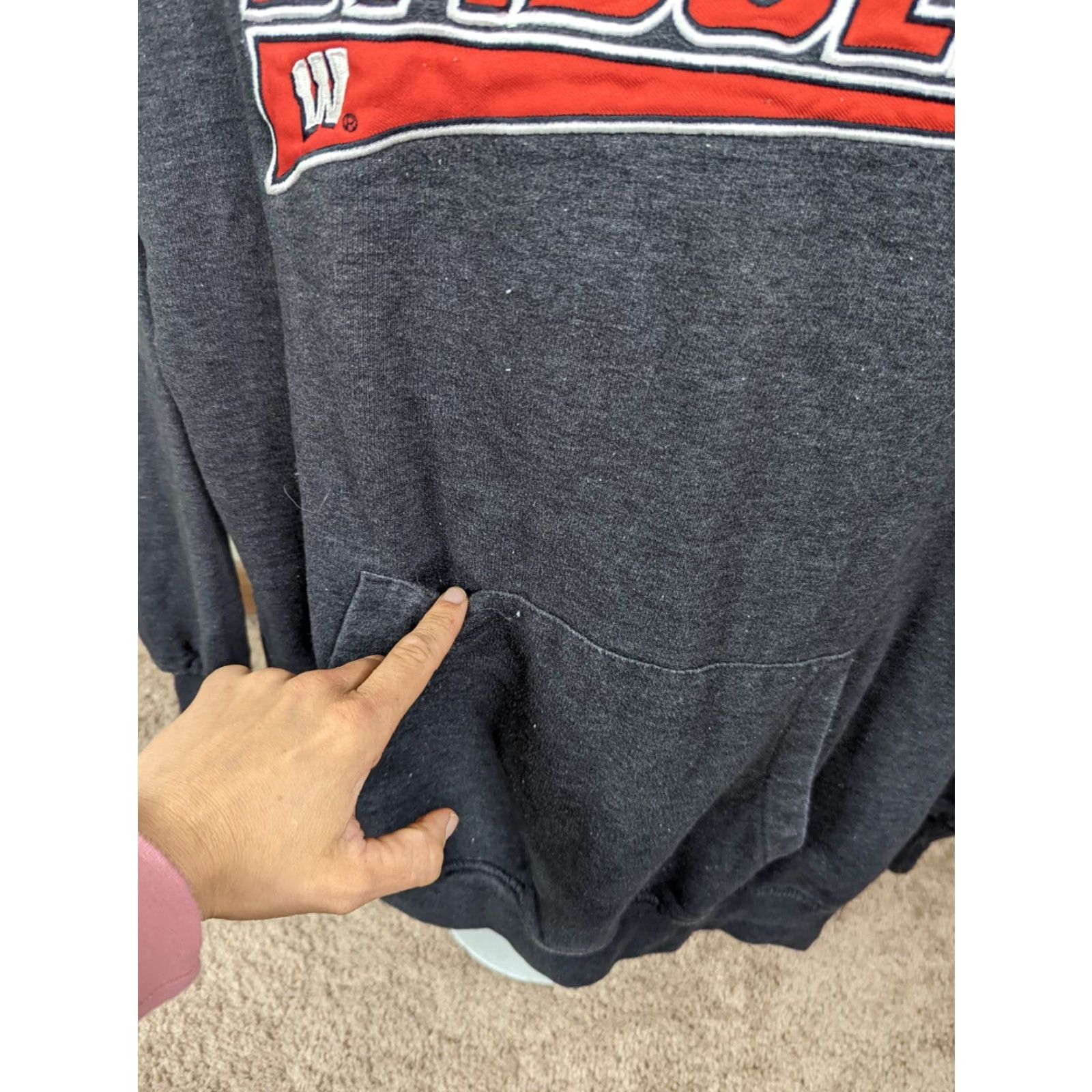 Vintage VINTAGE Cadre Wisconsin Badgers Football Hoodie Sweatshirt Mens L Gray Crewneck Pullover Graphic Print Size US L / EU 52-54 / 3 - 4 Thumbnail