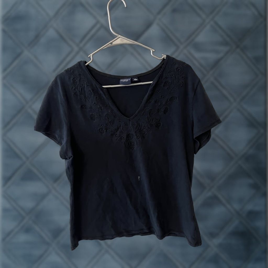 Vintage **Sonoma XL Black Floral Embroidery Tee V-Neck Casual Top** User: **Sonoma XL Black Floral Embroidery Tee V-Neck Casual Top** Size XL / US 12-14 / IT 48-50 - 1 Thumbnail