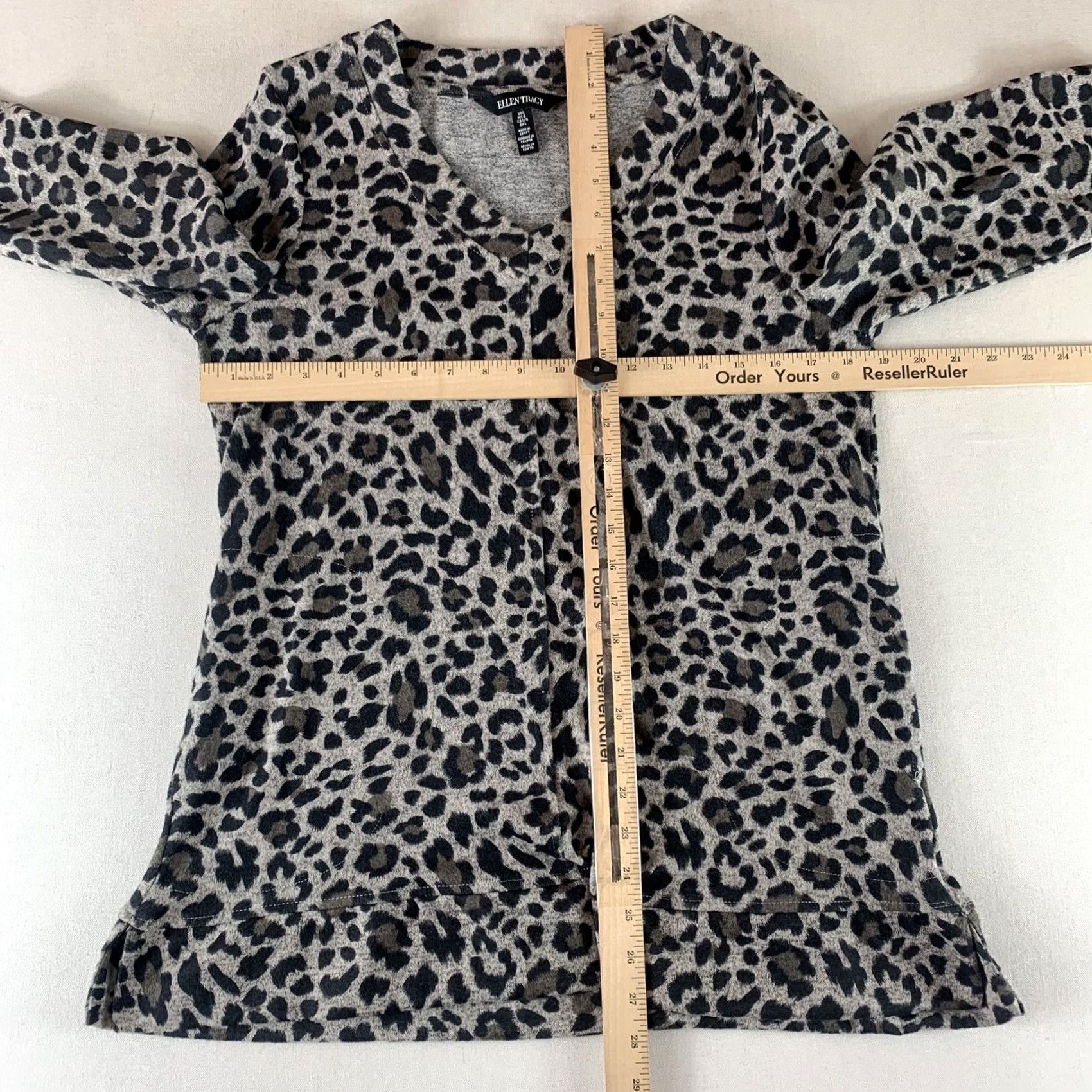 Ellen Tracy ELLEN TRACY Sweater WOMENS LARGE Gray CHEETAH PRINT V-NECK Long Sleeve POLY Size L / US 10 / IT 46 - 3 Thumbnail