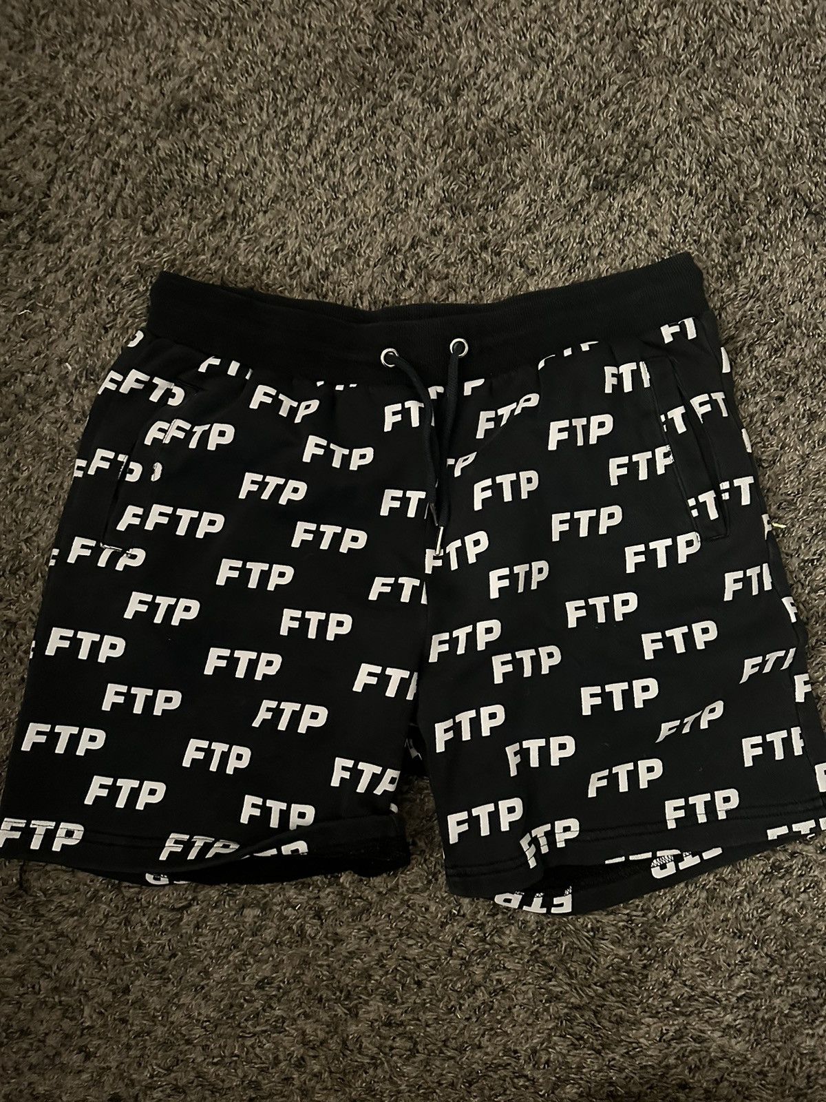 FTP all over outline shorts high quality Size M