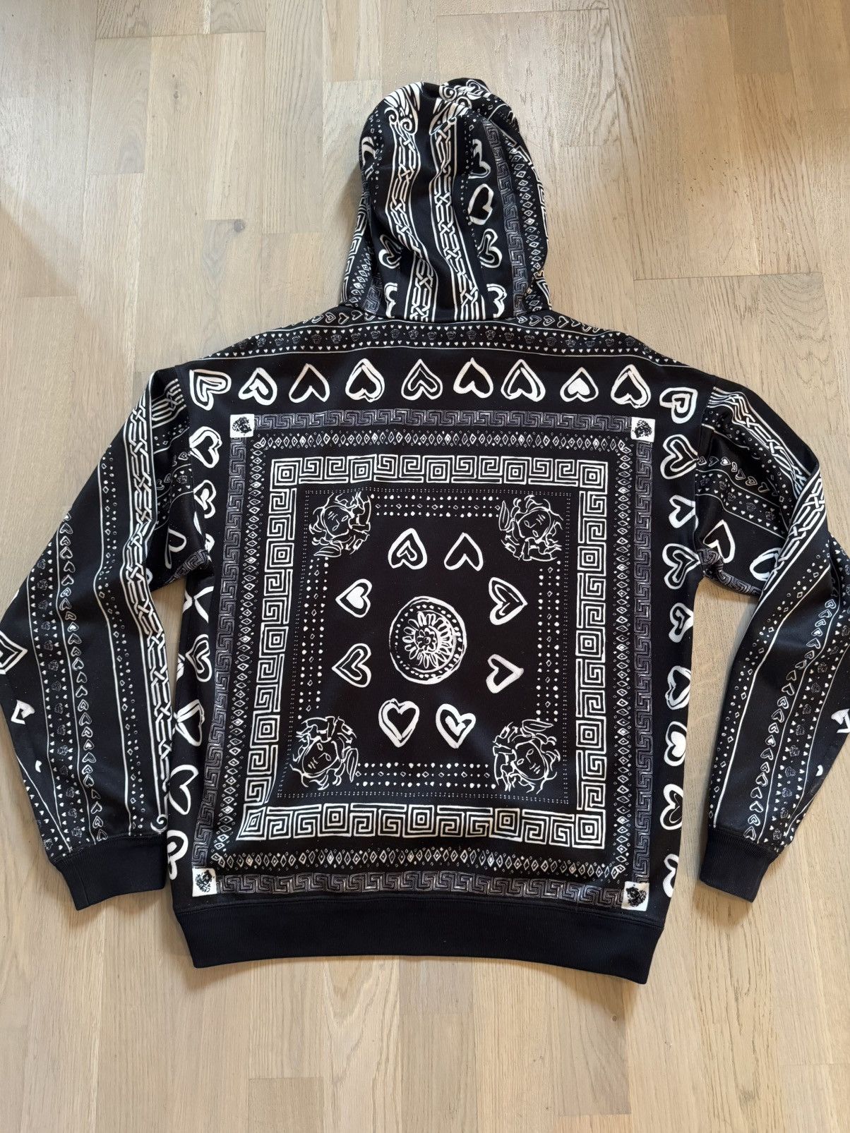 Versace VERSACE hoodie study REAL TAPE MEASUREMENTS IN PHOTOS PROPE Size US S / EU 44-46 / 1 - 8 Thumbnail