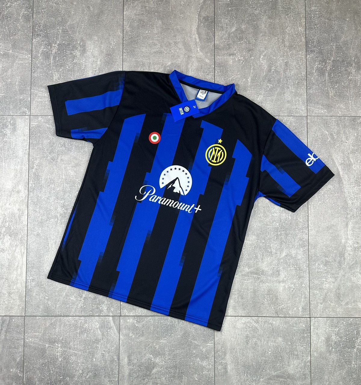 Gildan New Inter Milan Retro Merchandise Soccer Jersey Size US M / EU 48-50 / 2 - 1 Thumbnail
