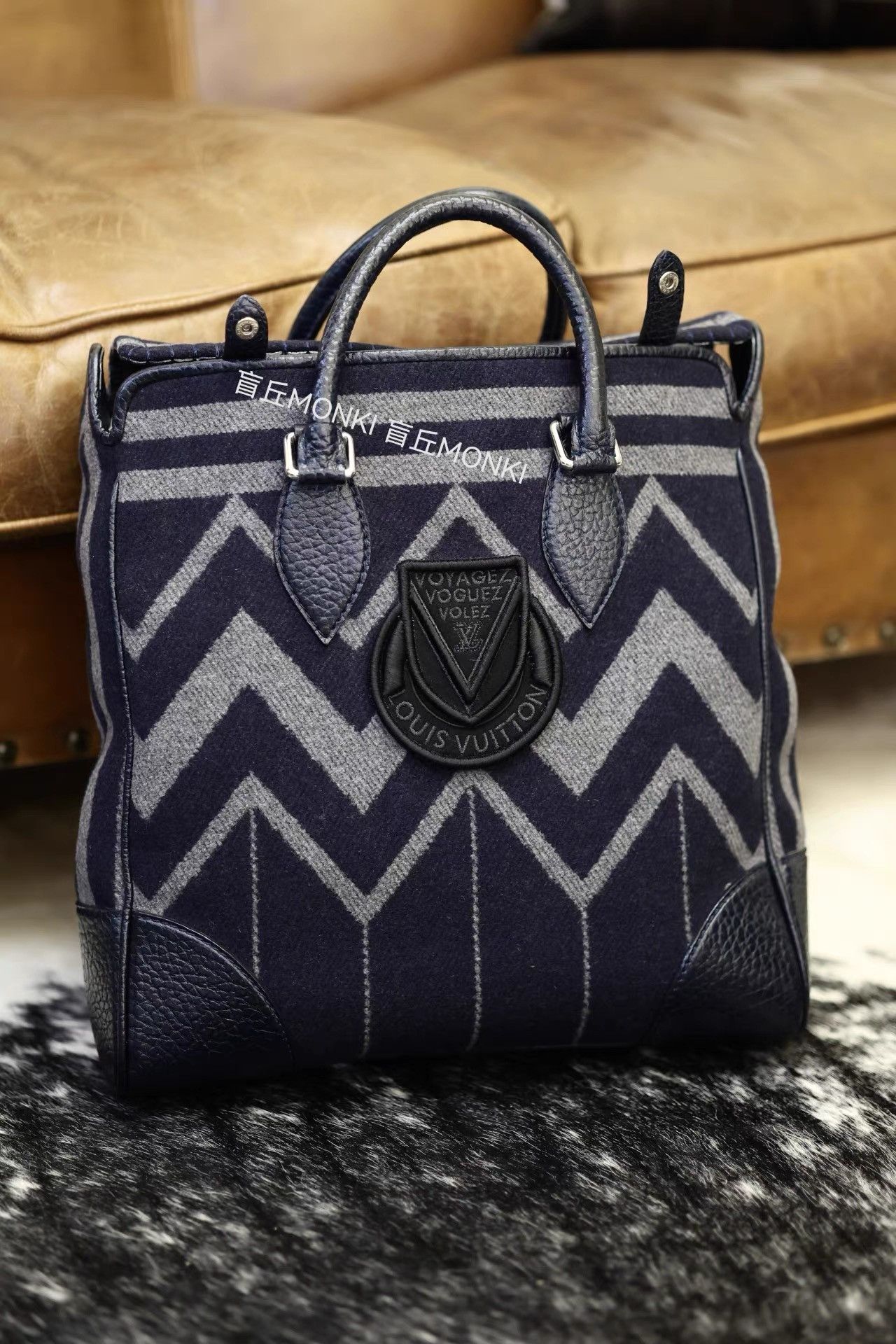 Louis Vuitton Louis Vuitton Men's Spliced Travel Gym Bag K32 Size ONE SIZE - 2 Thumbnail