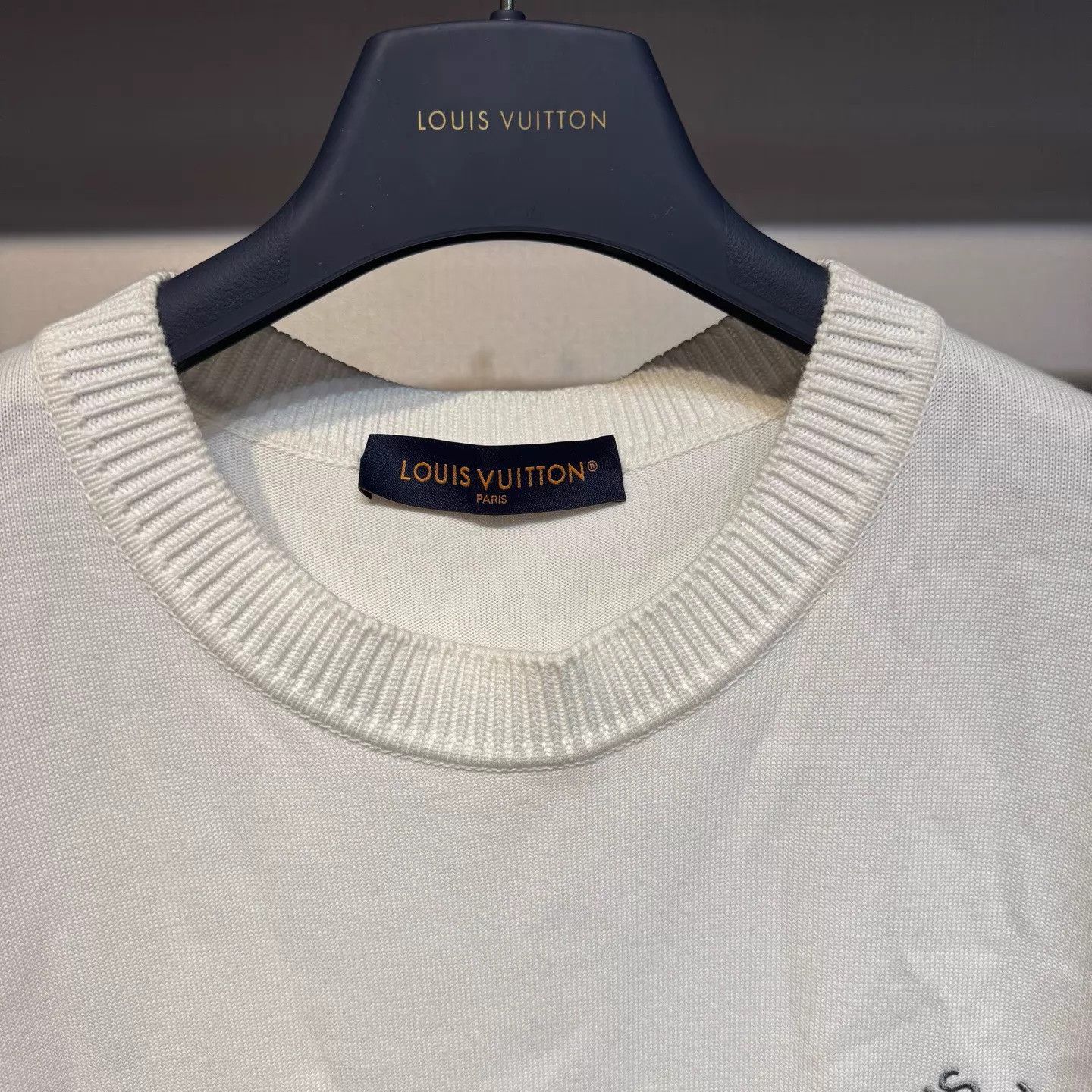 Louis Vuitton Louis Vuitton White Pin Short Sleeve L (New) Size US L / EU 52-54 / 3 - 3 Thumbnail