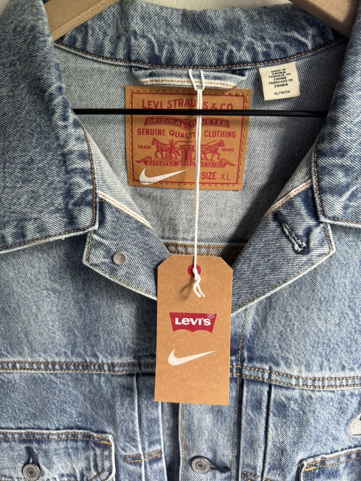 Levi's × Nike Levi's x Nike Denim Trucker Jacket Medium Wash Size US XL / EU 56 / 4 - 2 Thumbnail