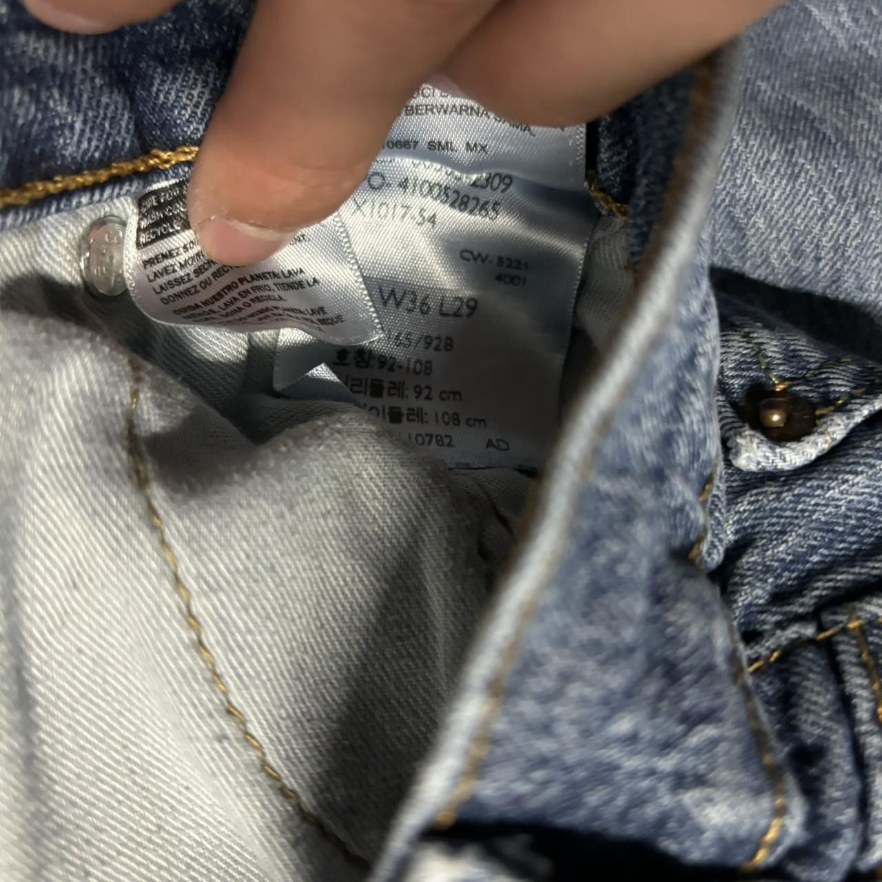 Levi's × Vintage Crazy Vintage Y2K/2000s Grunge Levi’s Medium Wash Essential Denim Jeans! Size US 36 / EU 52 - 8 Thumbnail
