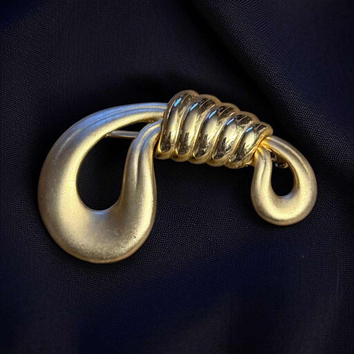 Vintage Vintage M. Jent gold tone knot brooch Size ONE SIZE - 1 Thumbnail