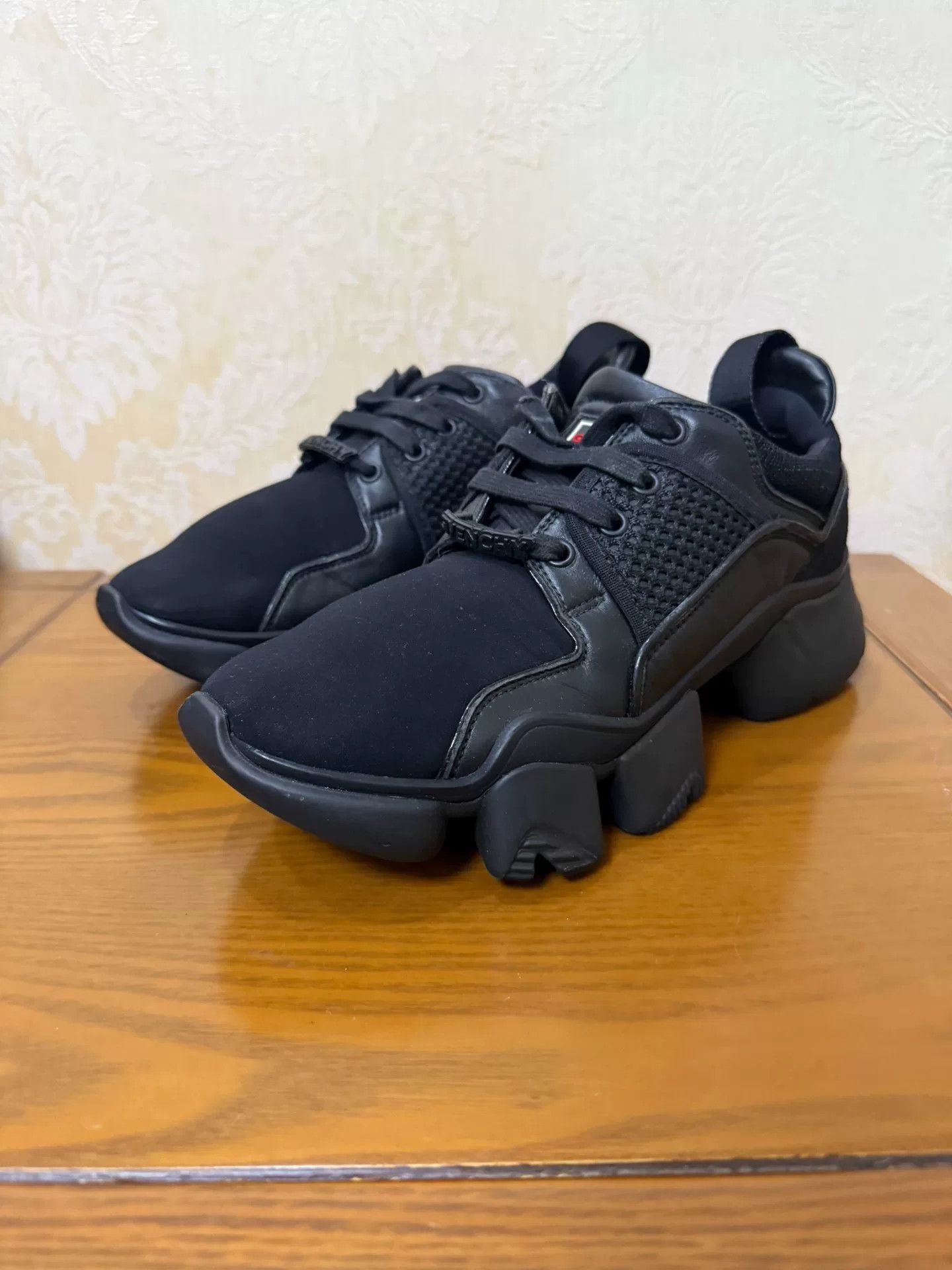 Givenchy Givenchy Orange Lowtop Sneakers 8 Men Size US 8 / EU 41 - 1 Thumbnail
