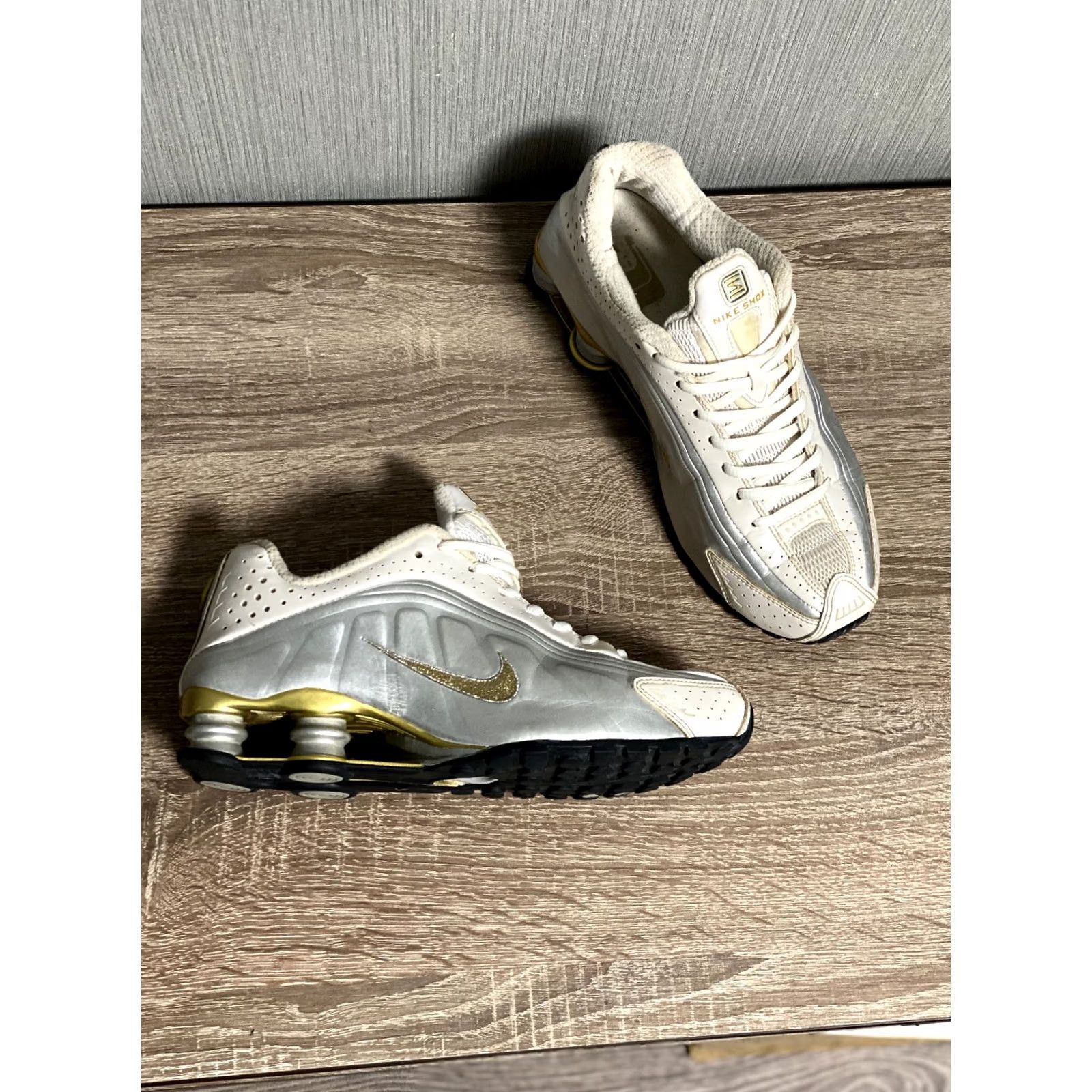 Nike VINTAGE Nike Shox Sneakers 90s Men US 8 Grey Gold Swosh Nike Shox Sneaker Mens 90s Size US 8 / EU 41 - 2 Thumbnail