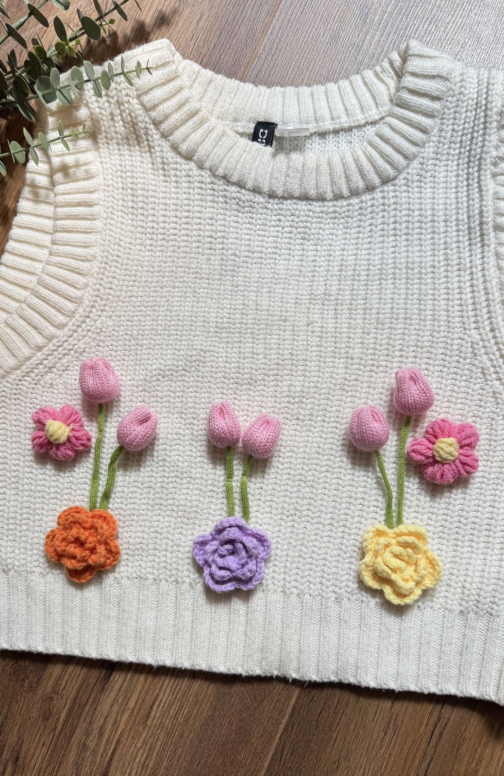 H&M H&M Cream Knitted Vest 3D Tulip Floral Pattern Size S Size S / US 4 / IT 40 - 1 Thumbnail