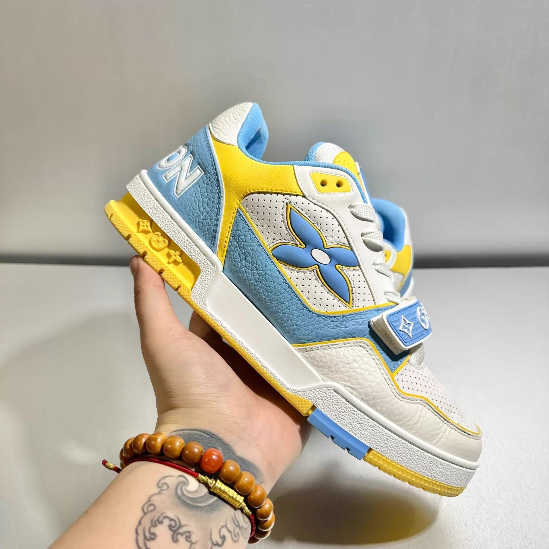 Louis Vuitton Louis Vuitton Trainer Blue Velcro Strap 41.5/7.5 Mint Size US 8.5 / EU 41-42 - 9 Thumbnail