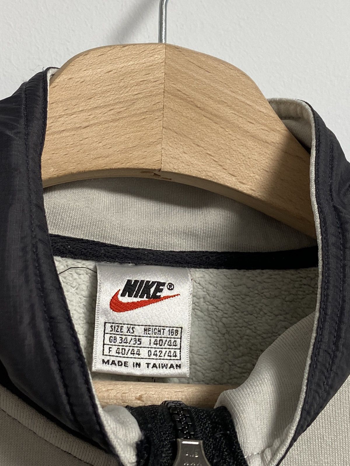 Vintage Nike Vintage Zip Sweatshirt nylon y2k style hype Size US XS / EU 42 / 0 - 4 Thumbnail