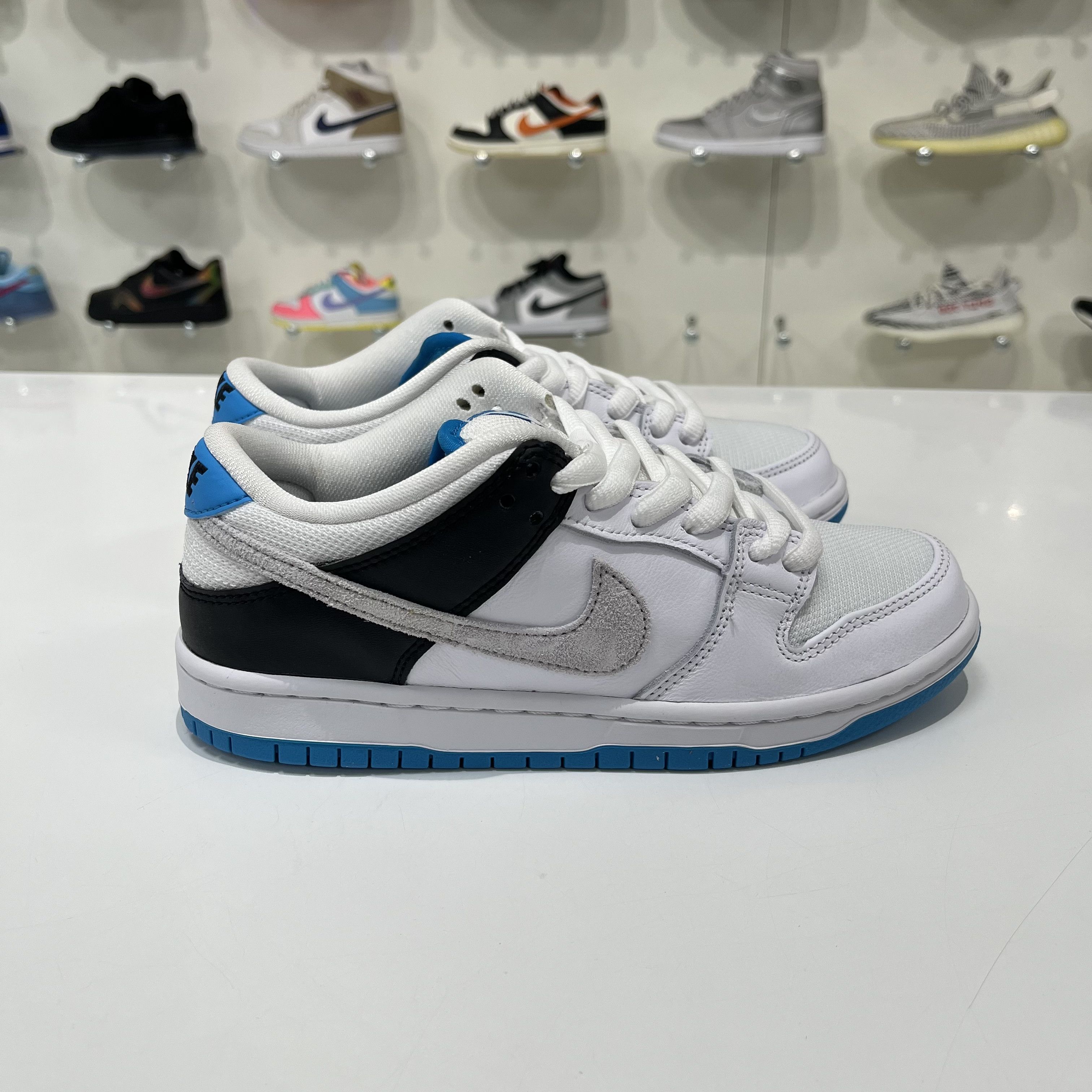 Nike SB Nike SB Dunk Low Laser Blue Size US 6 / IT 36 - 4 Thumbnail