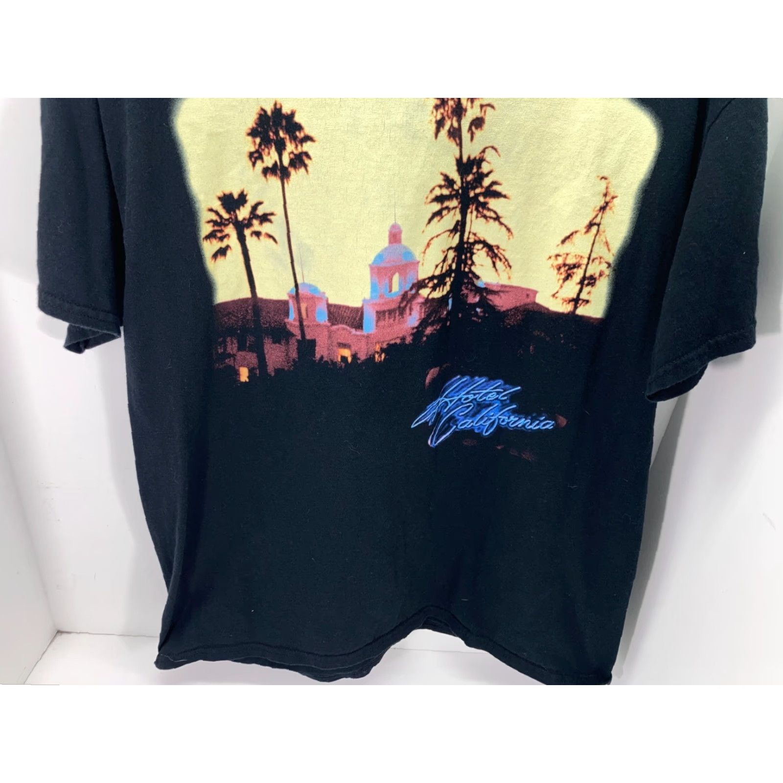 Gildan VINTAGE The Eagles Hotel California Concert Nike Shirt Mens S Black Graphic Gildan Cotton Size US S / EU 44-46 / 1 - 3 Thumbnail