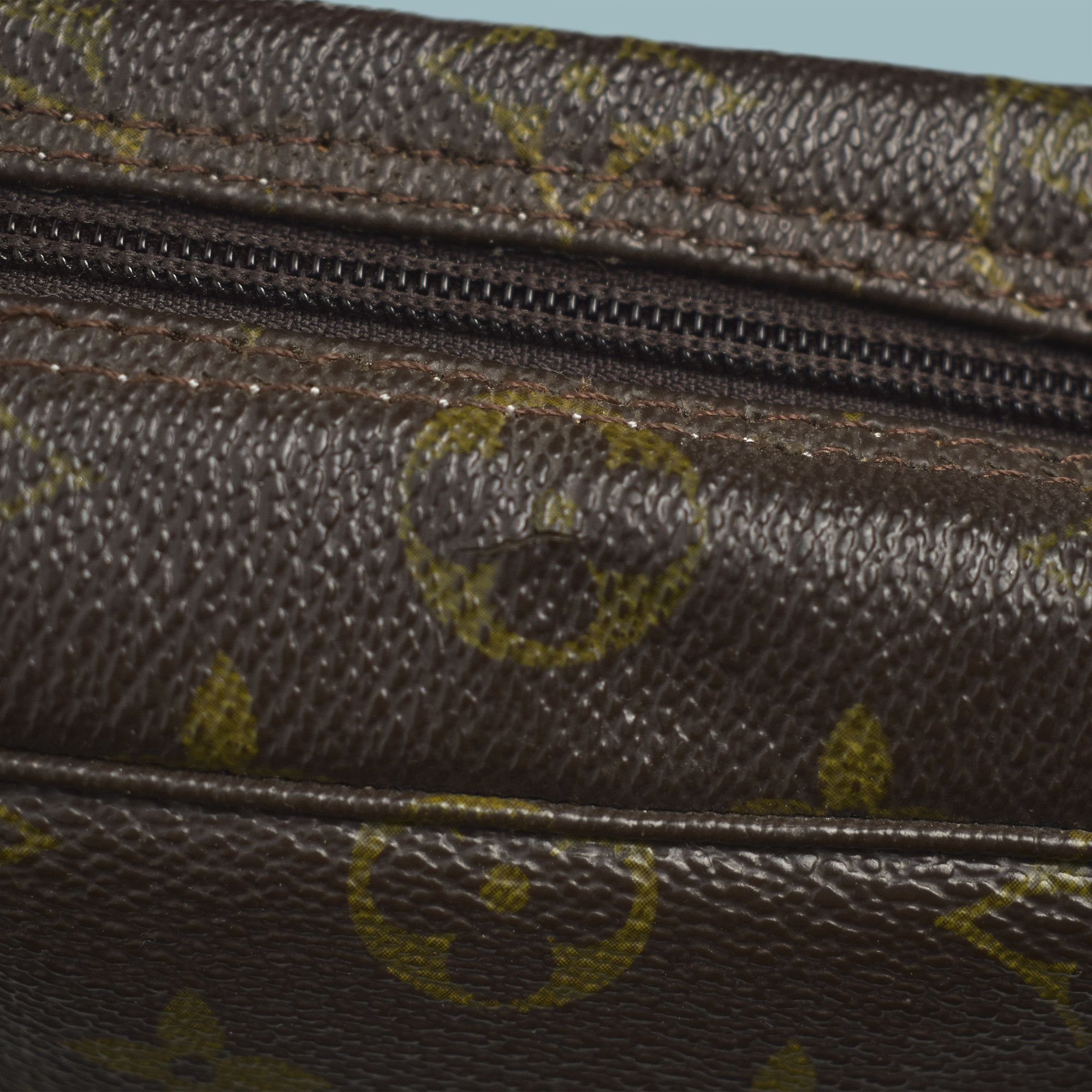 Louis Vuitton LOUIS VUITTON MONOGRAM LEATHER CLUTCH COSMETIC TOILETRY BAG Size ONE SIZE - 4 Thumbnail