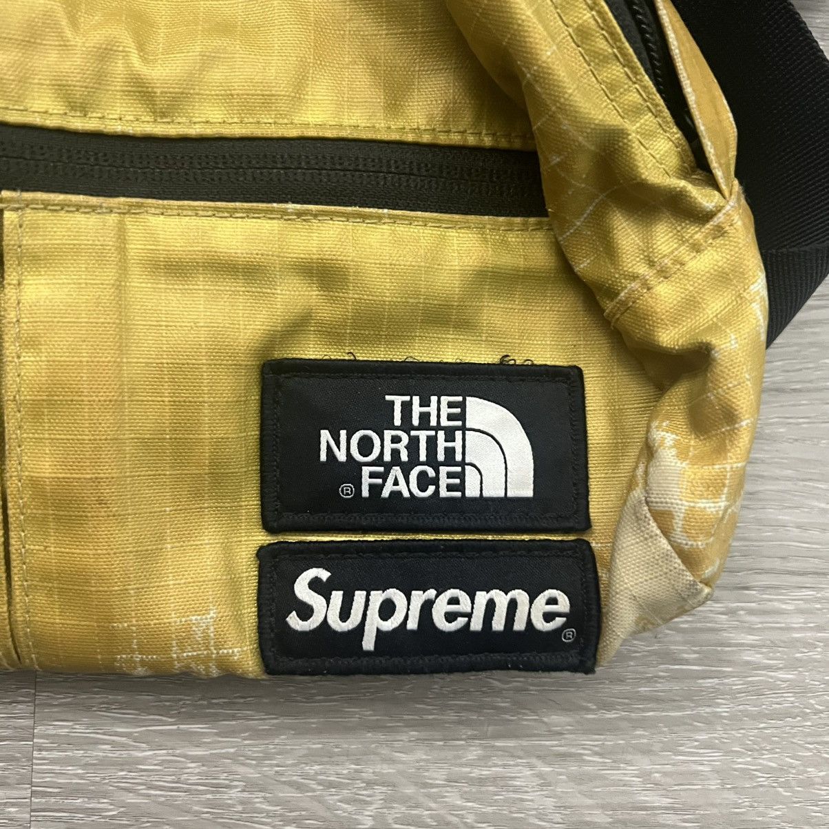 Supreme × The North Face Supreme The North Face Metallic Roo II Lumbar Pack Pouch Size ONE SIZE - 3 Thumbnail