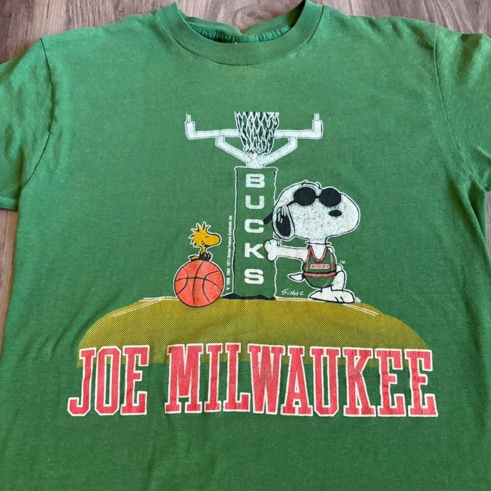 Vintage Vintage Milwaukee Bucks NBA Basketball Snoopy T-Shirt Size M Size US M / EU 48-50 / 2 - 2 Thumbnail