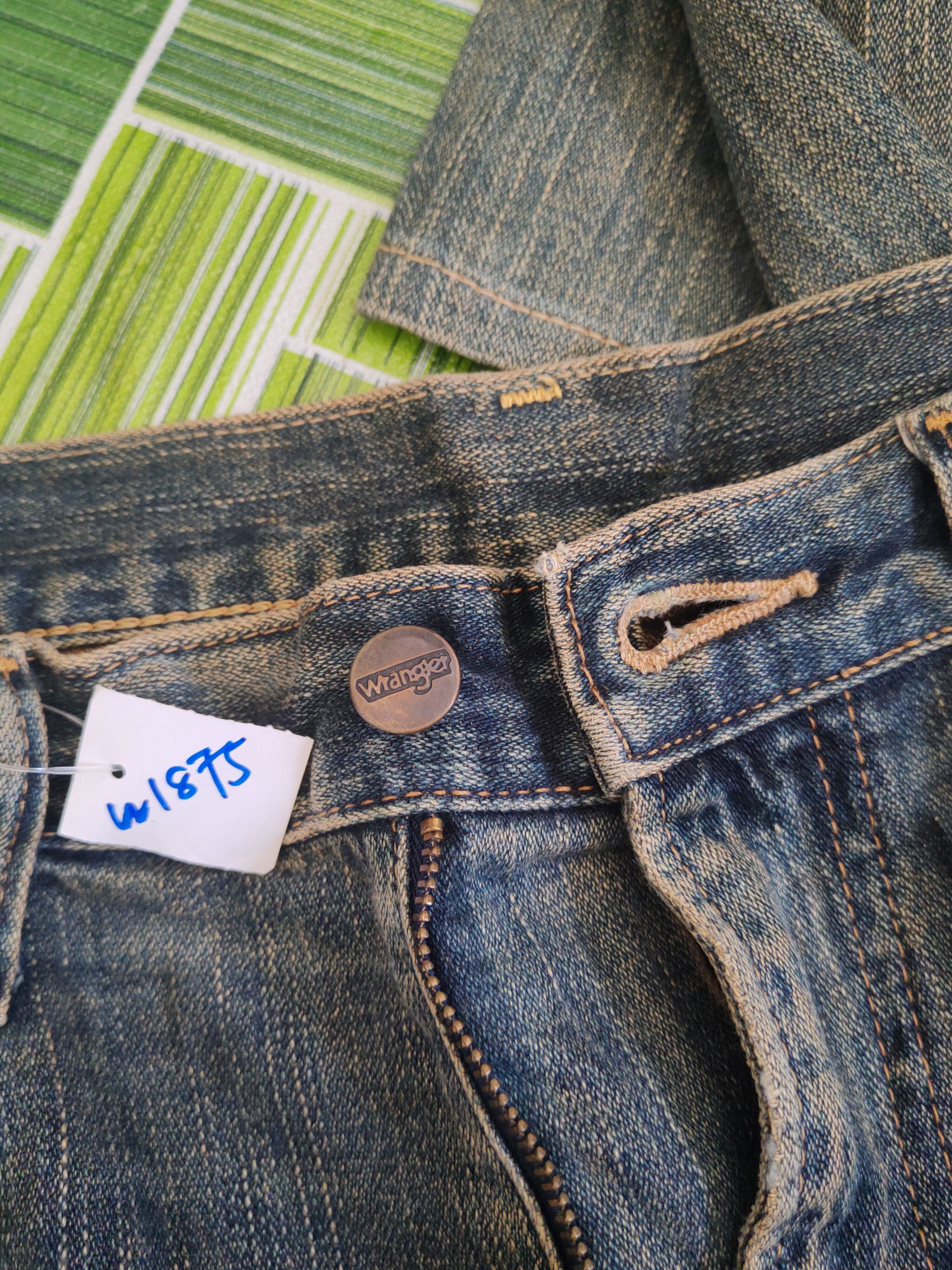 Vintage Wrangler Dark Blue Distressed Ripped denim Jeans #W1875 Size US 35 - 16 Thumbnail