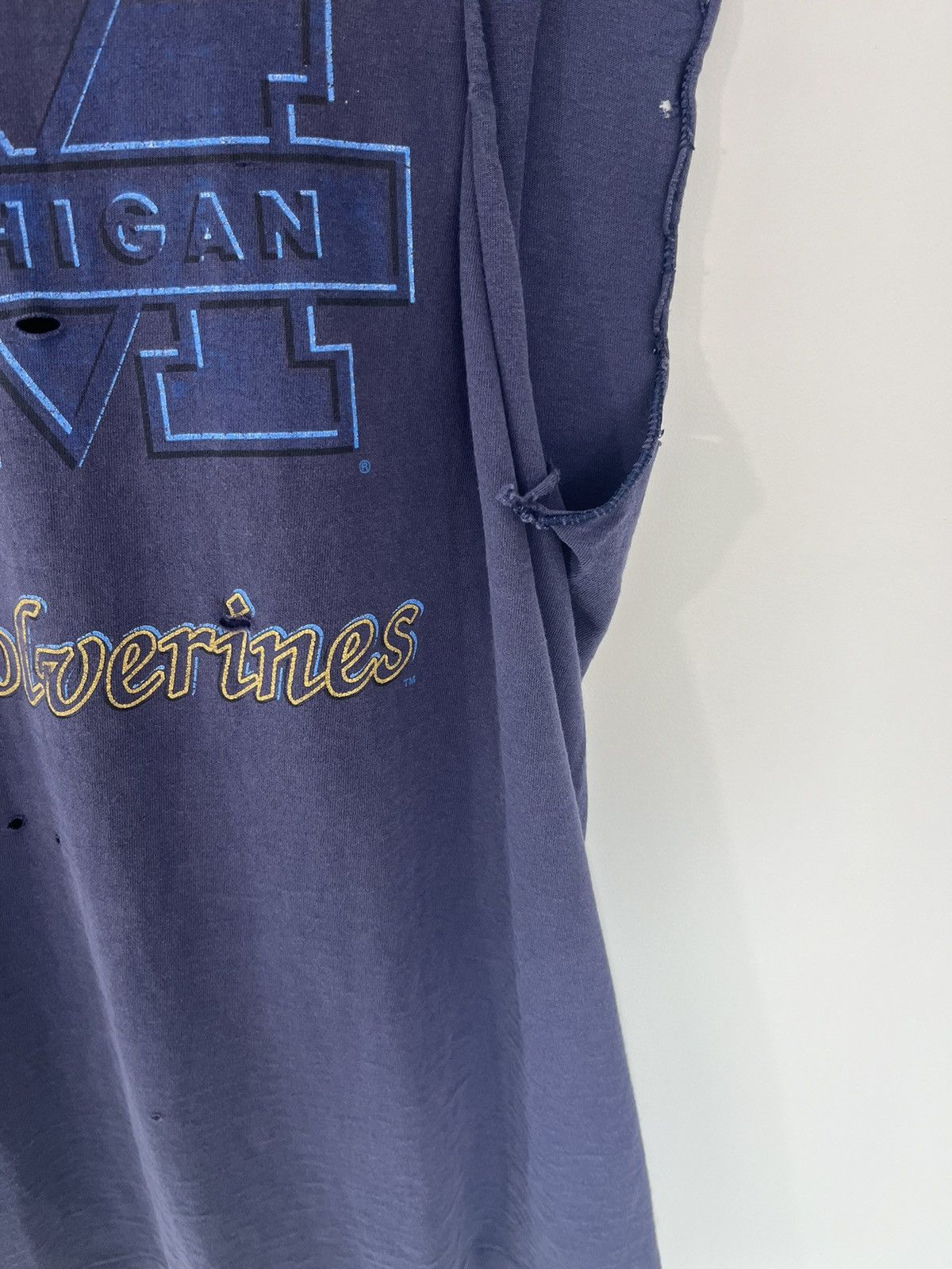 Vintage Thrashed Michigan Wolverines Cut Off College Tee Size US L / EU 52-54 / 3 - 4 Thumbnail