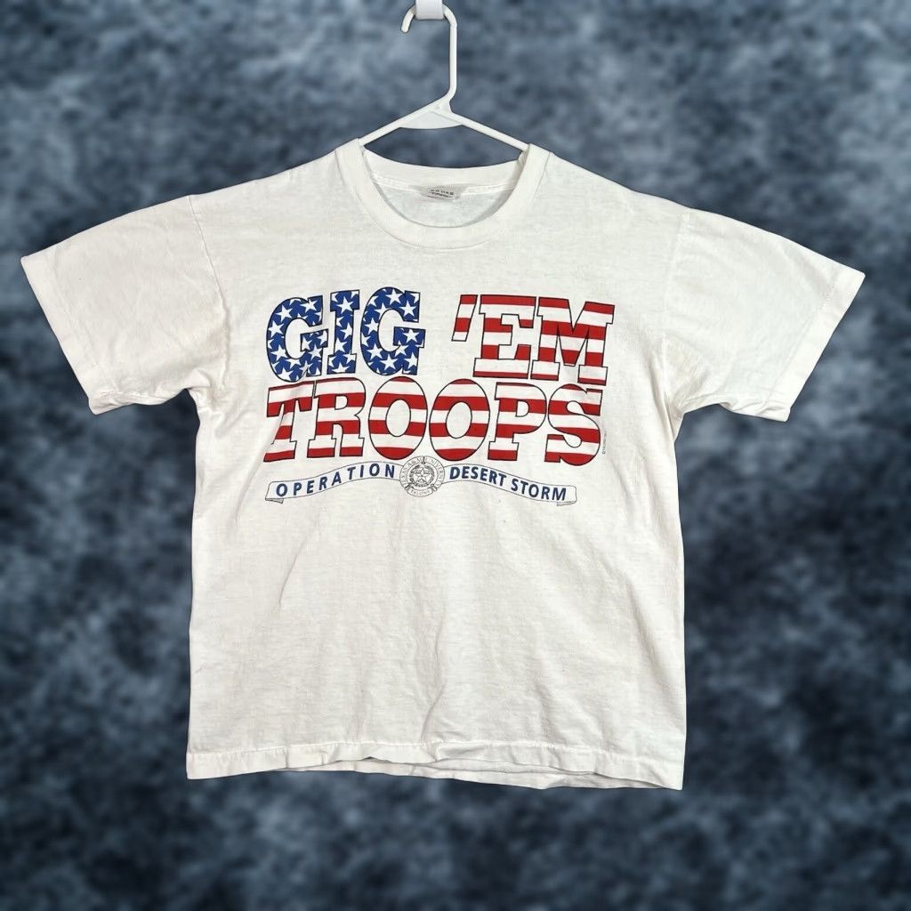 Fruit Of The Loom VINTAGE 1990s Desert Storm Gig Em Troops T Shirt Adult Large White Mens Graphic Tee Size US L / EU 52-54 / 3 - 1 Thumbnail