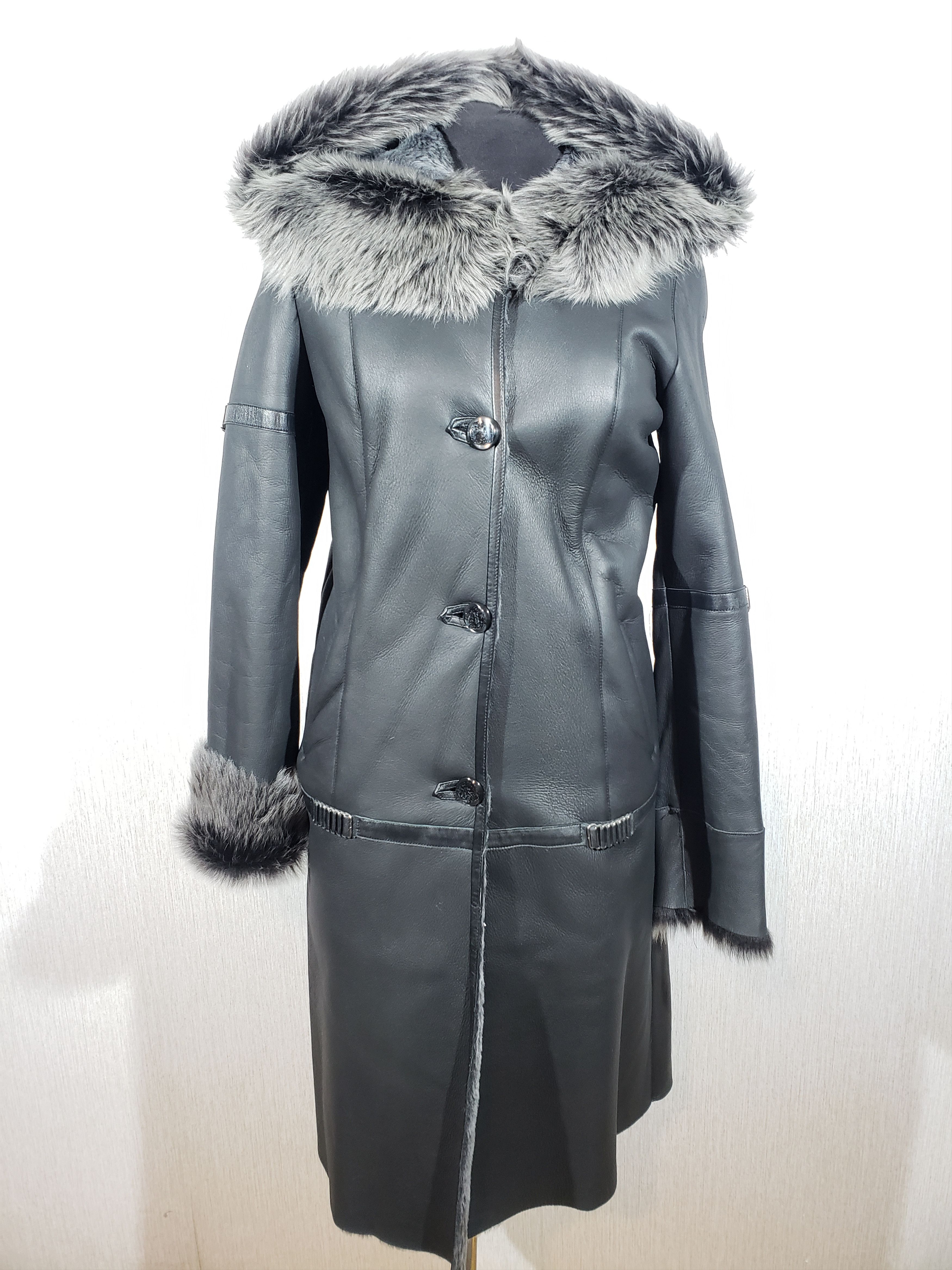 Other Stylish black sheepskin coat with a luxurious warm hood. Size M / US 6-8 / IT 42-44 - 1 Thumbnail
