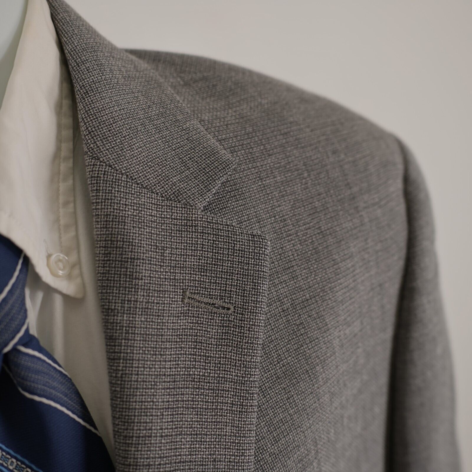 Jos. A. Bank Jos A Bank Traveler's Textured Wool Gray Basketweave 2 Butto Size 42R - 2 Thumbnail