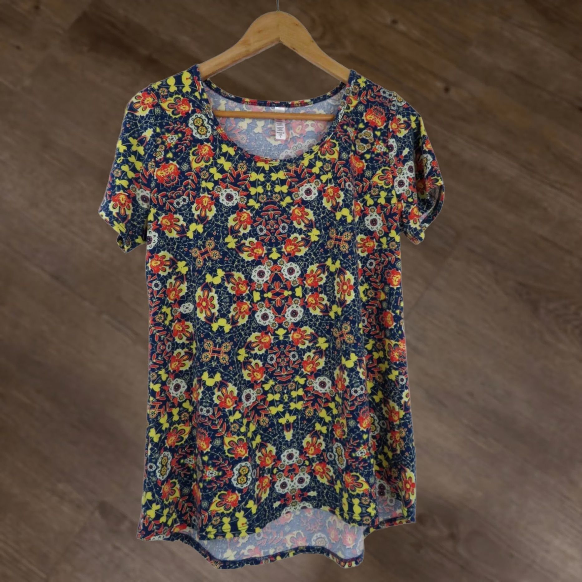 Vintage Lularoe Floral Classic T Shirt XS? No, Original Size S. Size S / US 4 / IT 40 - 1 Thumbnail