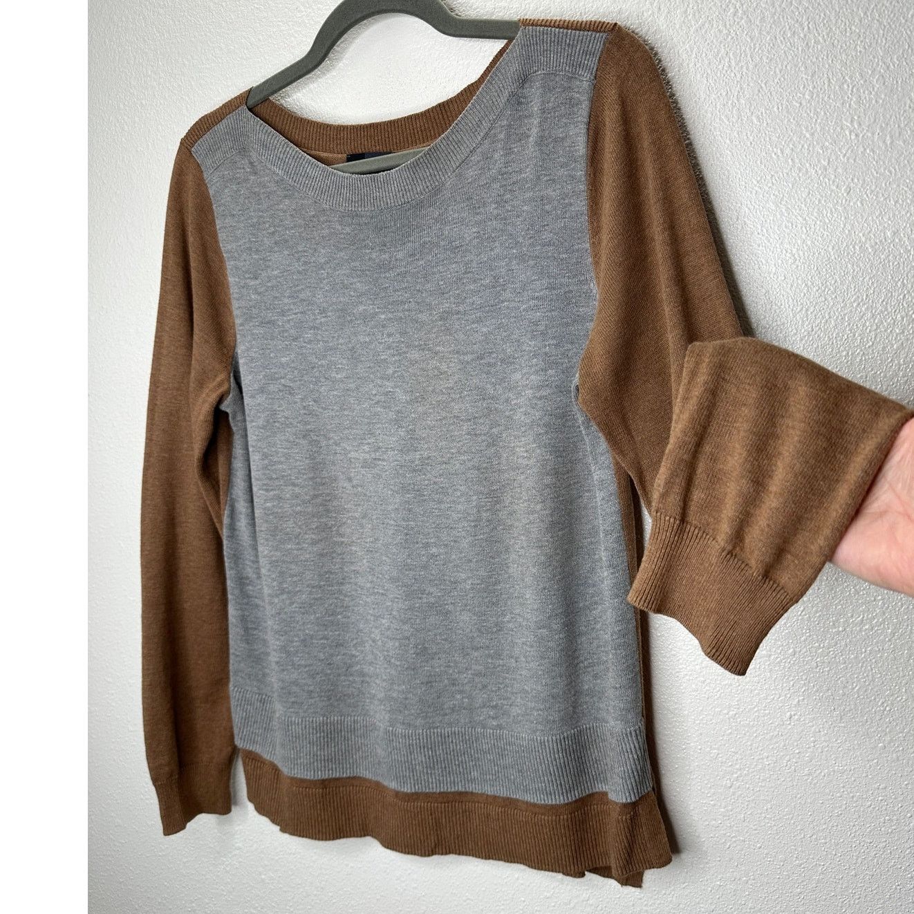 The Limited Gray & Tan Color Block Round Neck Sweater M in Beige, Women's (Size Medium)