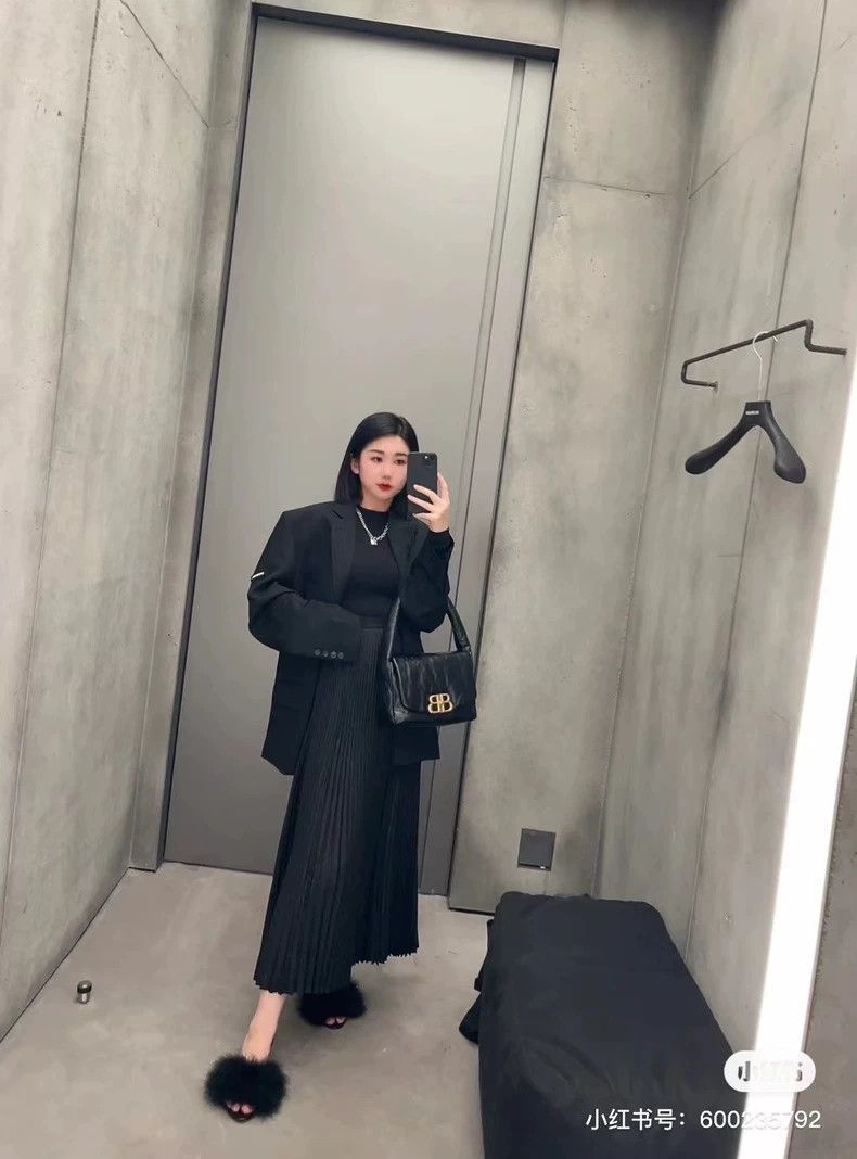 Balenciaga Balenciaga size 34 High-definition pleated elastic skirt Size 42" / US 20 - 9 Thumbnail
