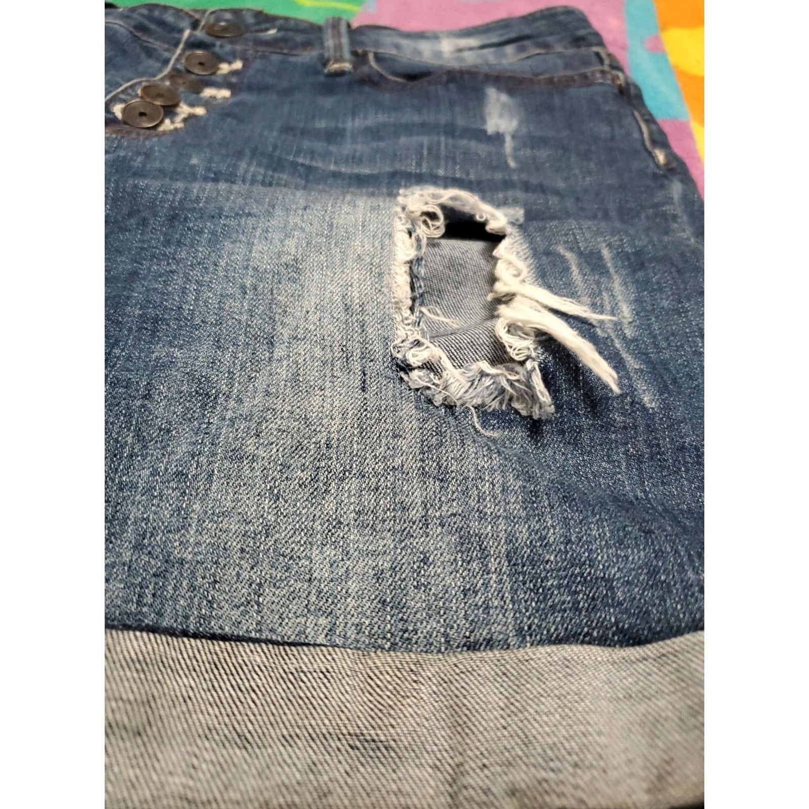 Denime VINTAGE Indigo Rein Juniors' High-Rise 5~ Button Fly Distressed Cuff Denim Shorts Size 9 Size 30" / US 8 / IT 44 - 6 Thumbnail