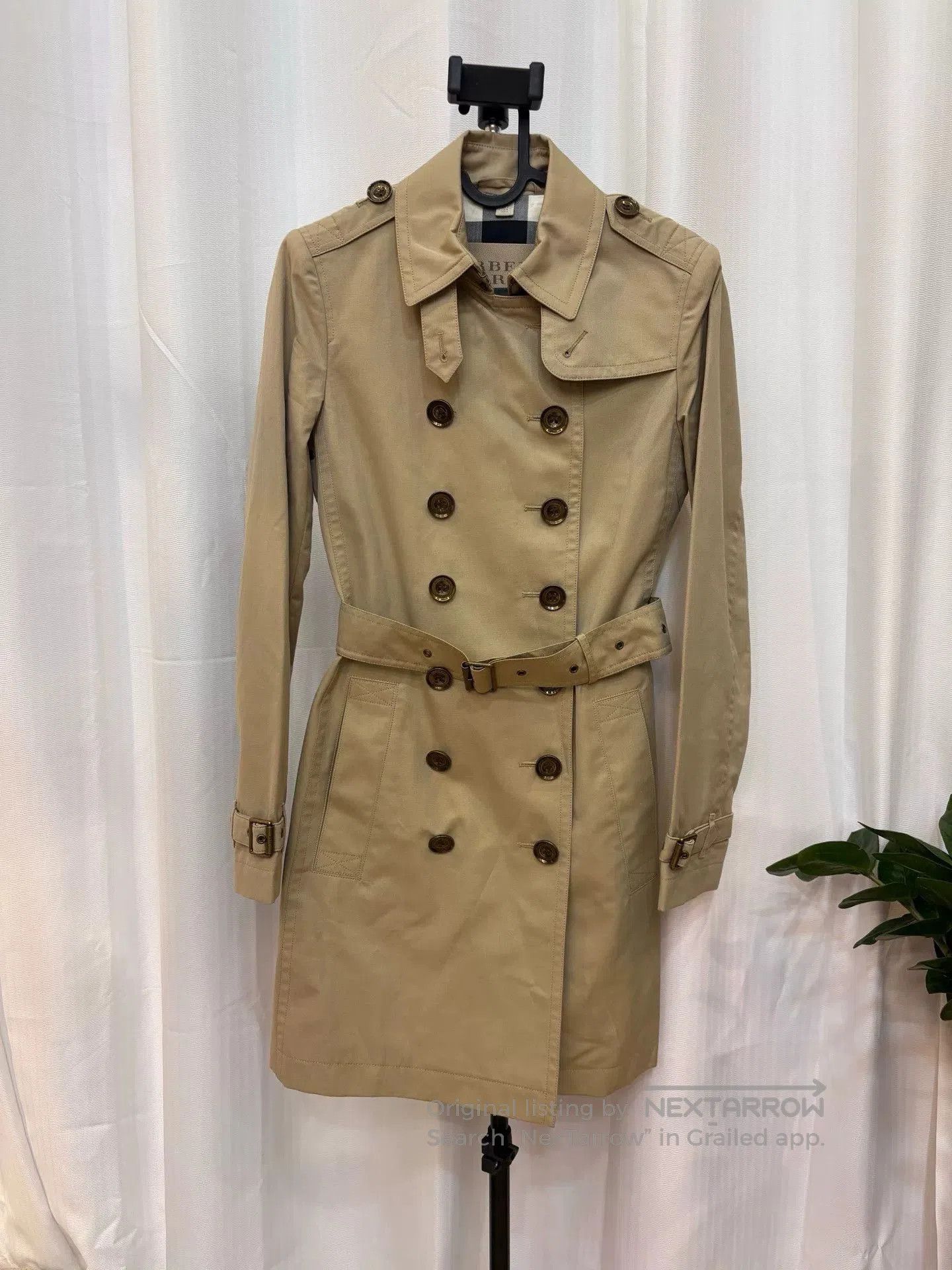 Burberry Burberry Women's Classic Trench Coat. Size US M / EU 48-50 / 2 - 1 Thumbnail