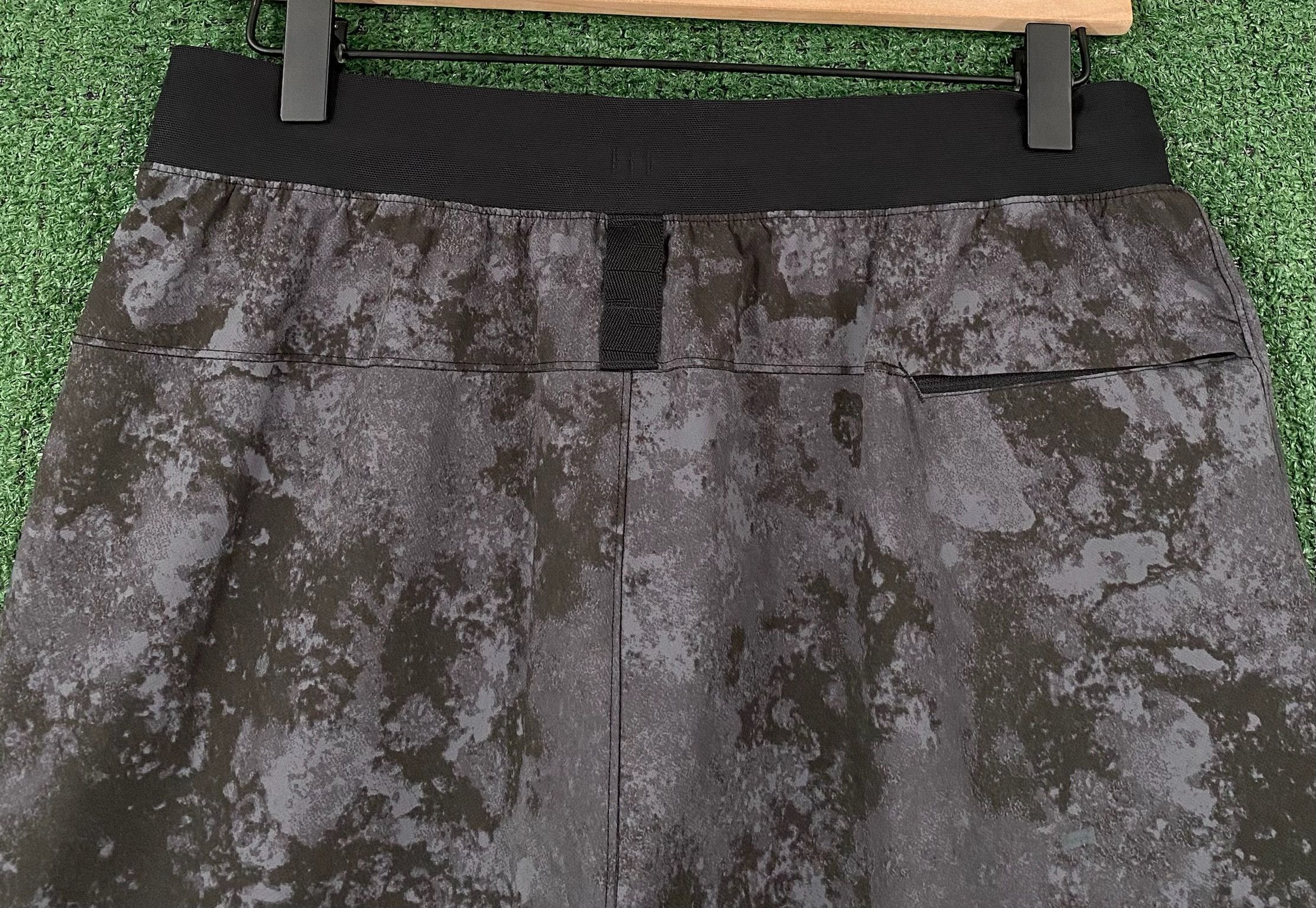 Lululemon Lululemon License To Train Shorts Print Anchor Black Medium Size US 32 / EU 48 - 6 Thumbnail