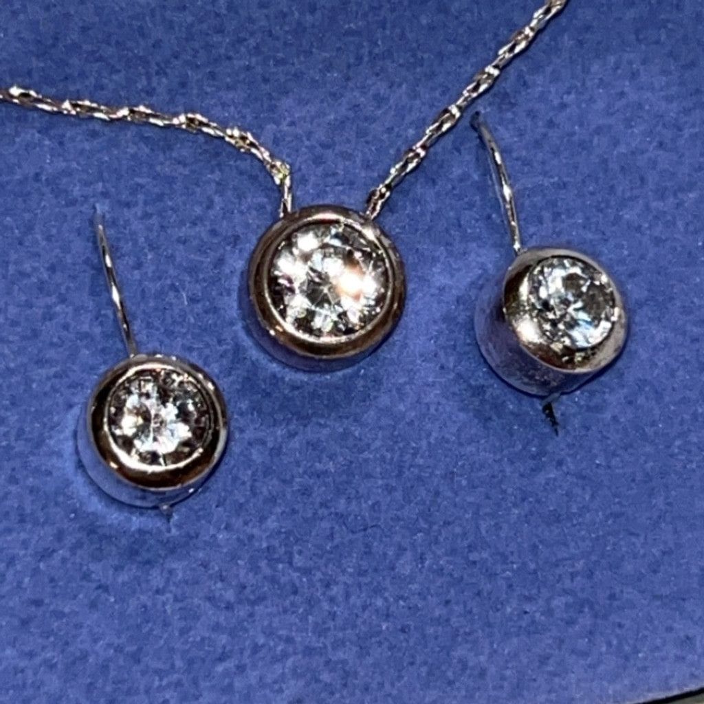 Saks Fifth Avenue AVON Jewelry Set Necklace Pierced Earrings Cubic Zirconia Size ONE SIZE - 3 Thumbnail
