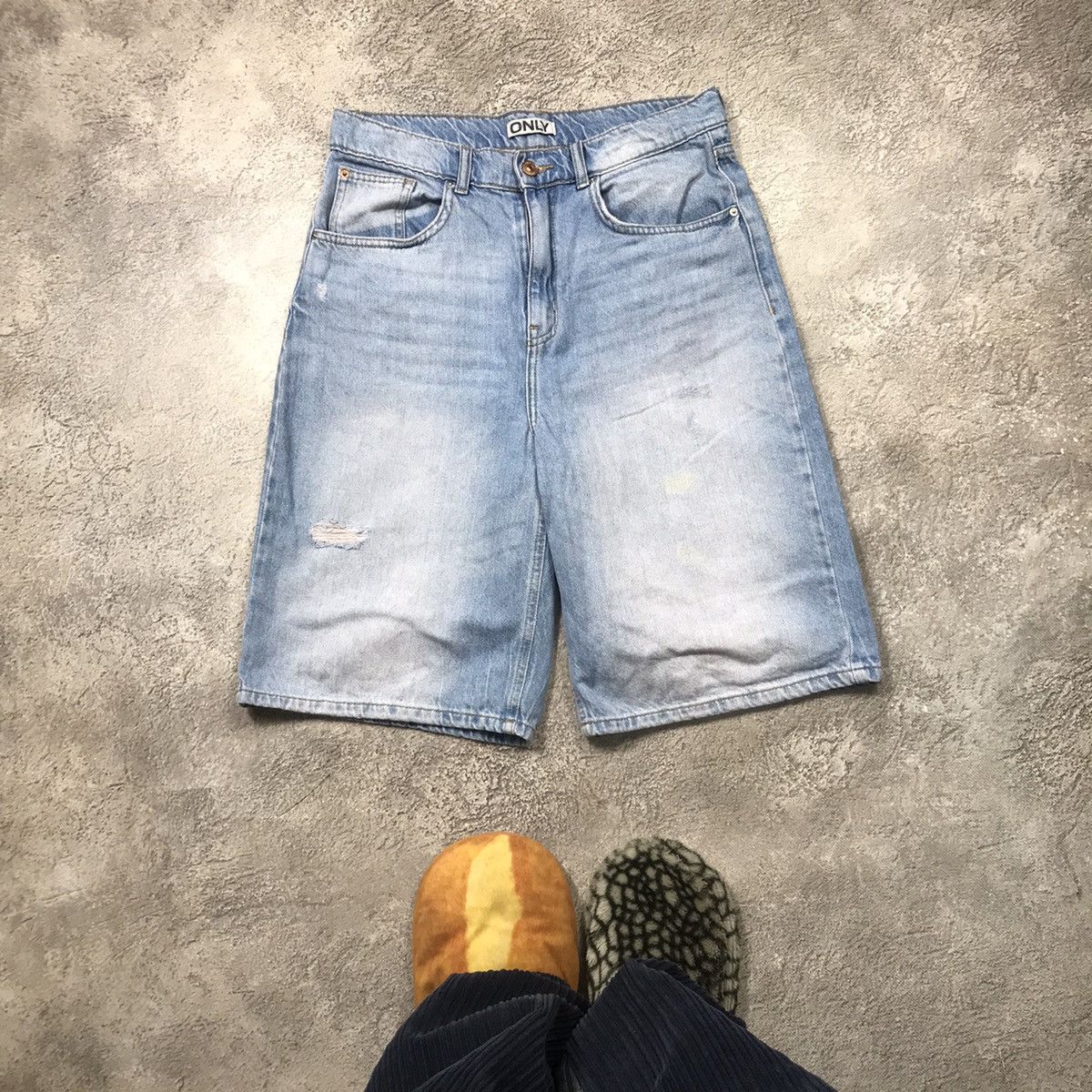 Vintage Vintage Y2K Distressed Denim Shorts Baggy Streetwear Logo 29 Size US 29 - 2 Thumbnail