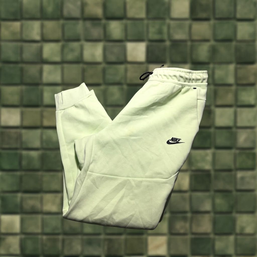 Nike Nike Tech Fleece Joggers L Adult Green Neon Tapered CU4495-383 Sweatpants Mens Regular Fit Size US 33 - 1 Thumbnail