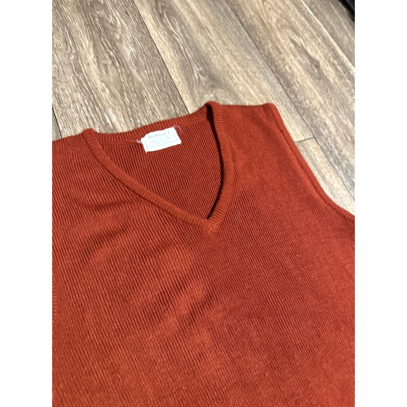 Vintage VINTAGE 60s 100% Acrylic Soft Knit Burgundy Red Sweater Vest V Neck Large S Red Shirt? Size S / US 4 / IT 40 - 2 Thumbnail
