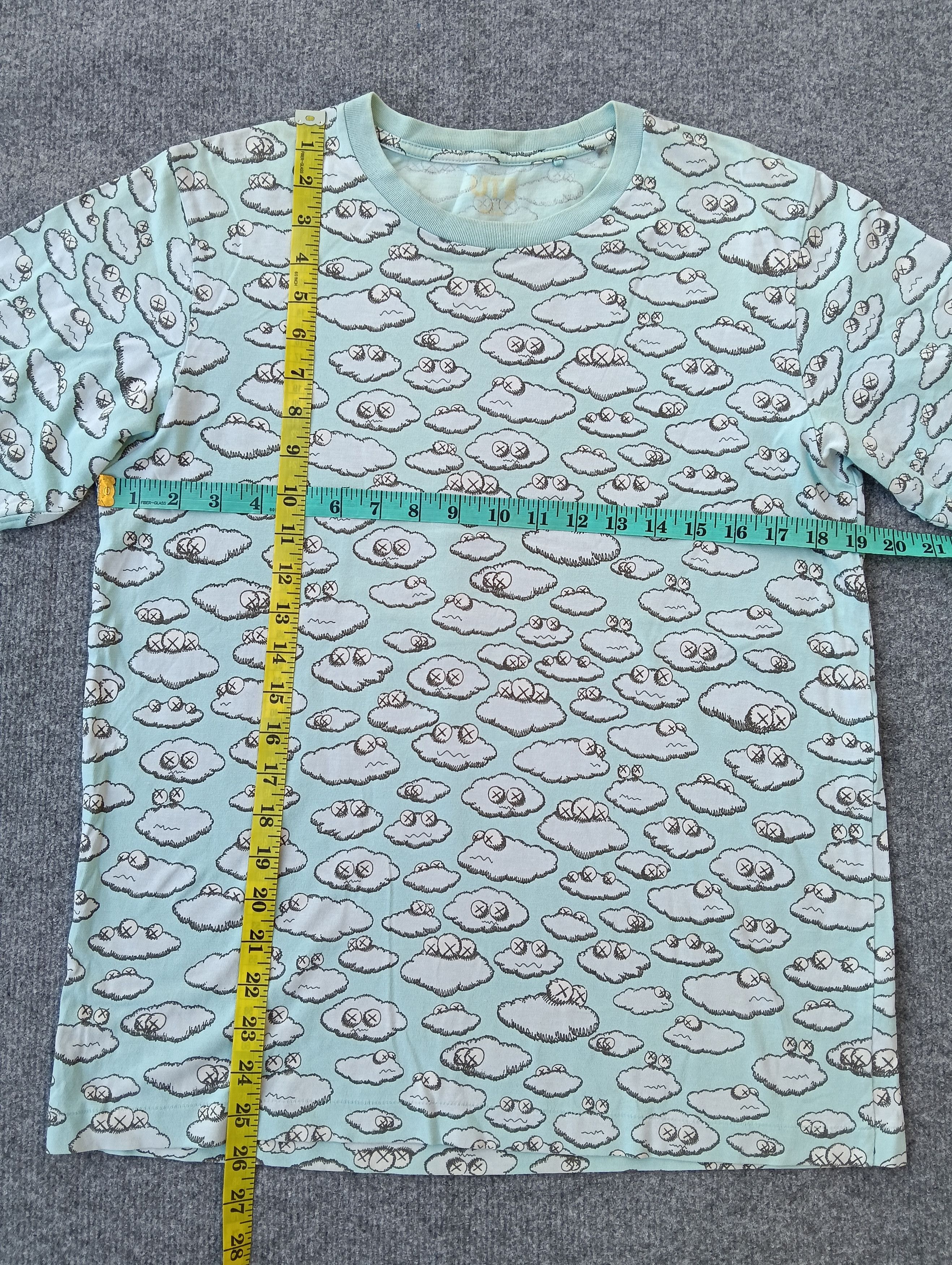 Kaws × Uniqlo Kaws x Uniqlo full print Tshirt. Size US M / EU 48-50 / 2 - 2 Thumbnail