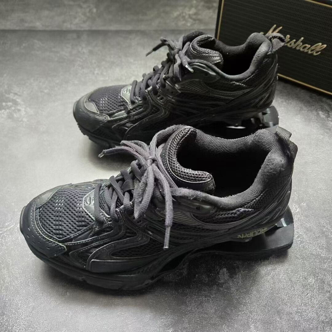 Balenciaga Balenciaga Gold Lowtop Sneakers 38 Women Size US 7.5 / IT 37.5 - 1 Thumbnail
