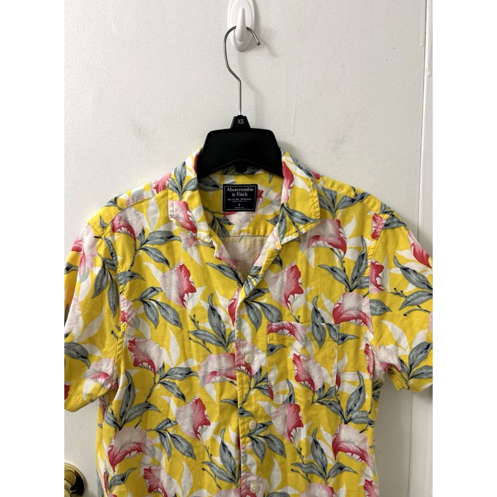 Abercrombie & Fitch Abercrombie & Fitch Shirt Mens Size Small Yellow Floral Print Short Sleeve Button Up Camp Collar Size US S / EU 44-46 / 1 - 2 Thumbnail