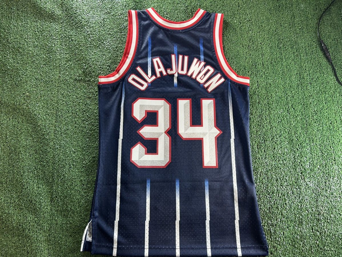 Mitchell & Ness × NBA Hakeem Olajuwon Houston Rockets Mitchell & Ness size S Size US S / EU 44-46 / 1 - 4 Thumbnail