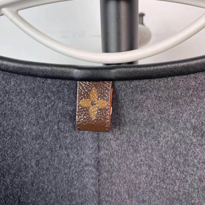 Louis Vuitton Louis Vuitton Wool lining with full print and aged flower Size XS / US 0-2 / IT 36-38 - 8 Thumbnail