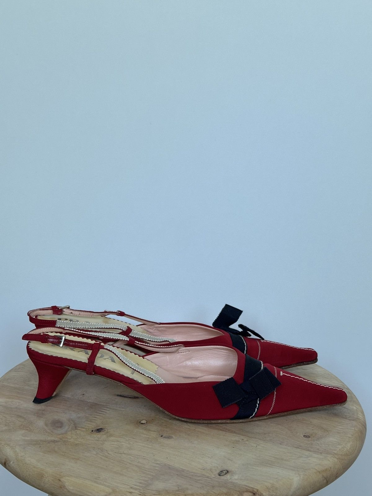 Prada Tytuł Prada Red Satin Slingback Kitten Heels With Navy Bow Size US 7.5 / IT 37.5 - 5 Thumbnail