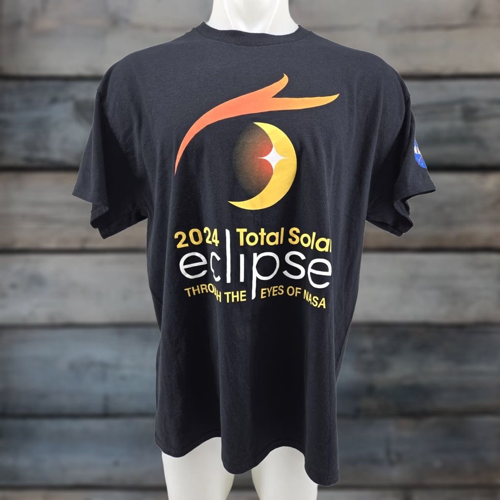 Gildan NASA 2024 Total Solar Eclipse Totality 04.08.24 T-Shirt L Black Cotton Jersey NASA Logo Graphic Print Regular Men Short Sleeve Round Neck Size US L / EU 52-54 / 3 - 1 Thumbnail