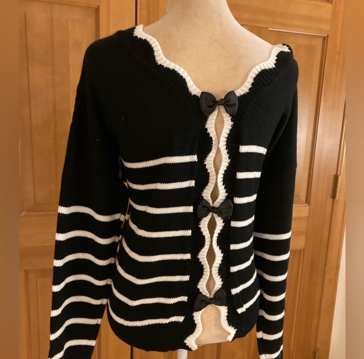 Designer × Other NWT, Lavishly Paris Scallop Trim Bowknot Back Sweater Size M / US 6-8 / IT 42-44 - 5 Thumbnail